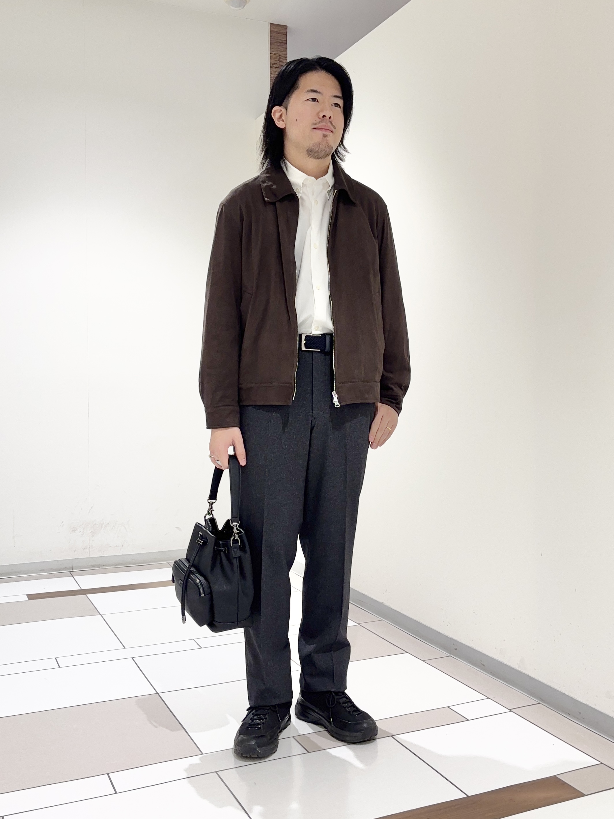 及川さんの「TAKEO KIKUCHI｜デニム＆スウェード調 ジップブルゾン」を使ったコーディネート