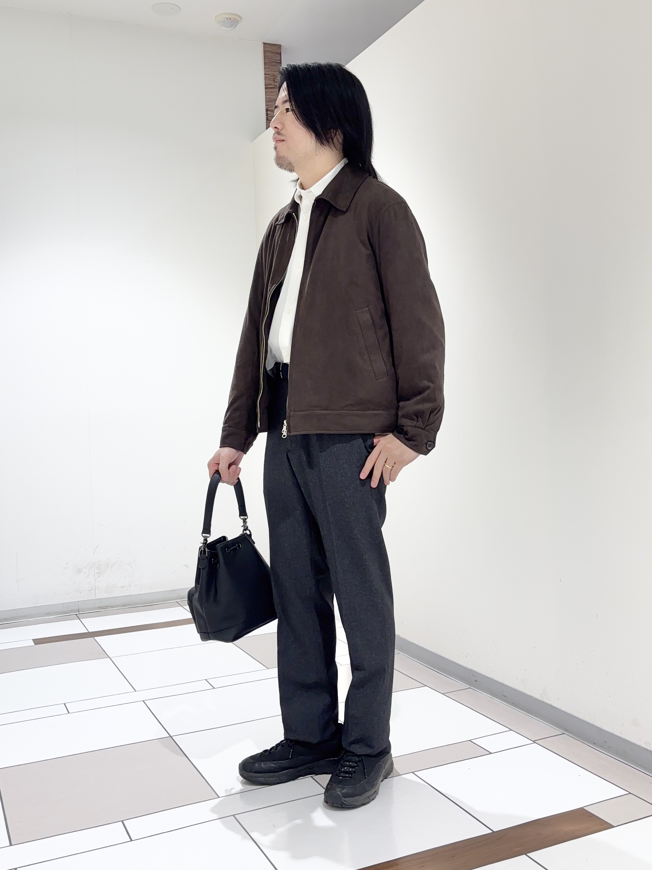 及川さんの「TAKEO KIKUCHI｜デニム＆スウェード調 ジップブルゾン」を使ったコーディネート