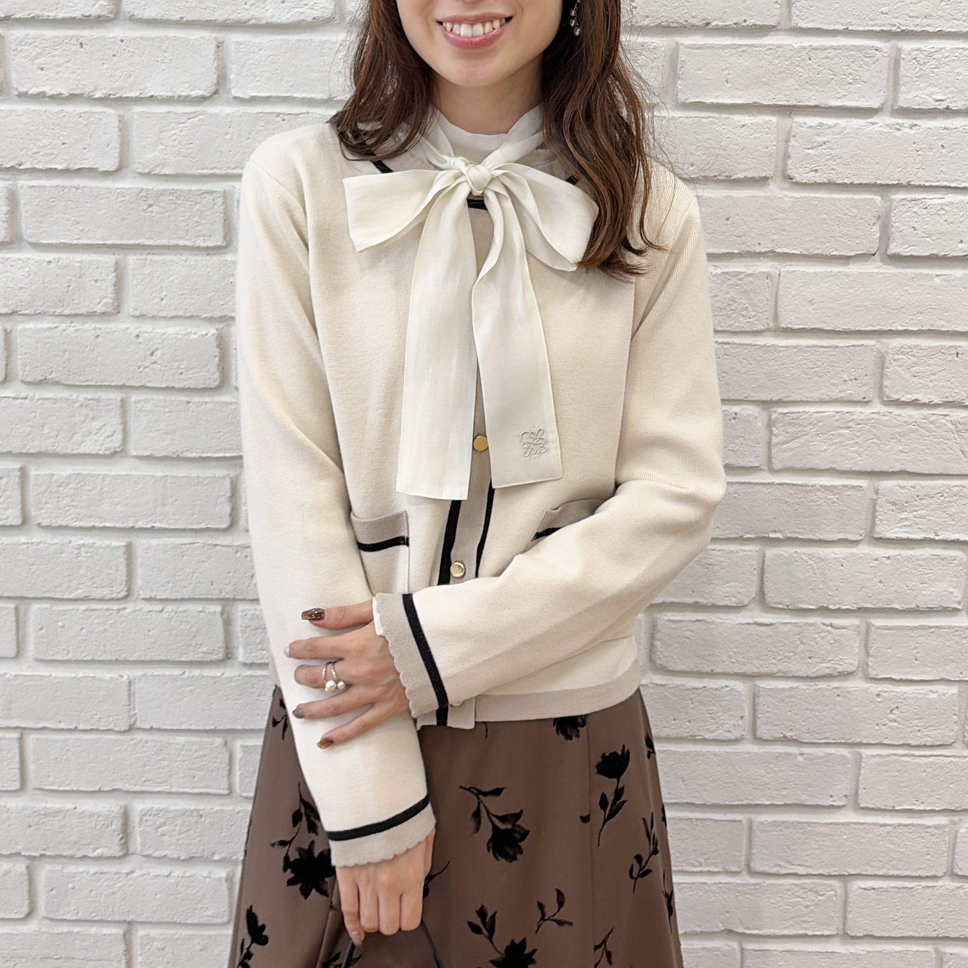 はばさんの「Couture brooch｜【一枚で主役級】配色総針スカラカーディガン」を使ったコーディネート