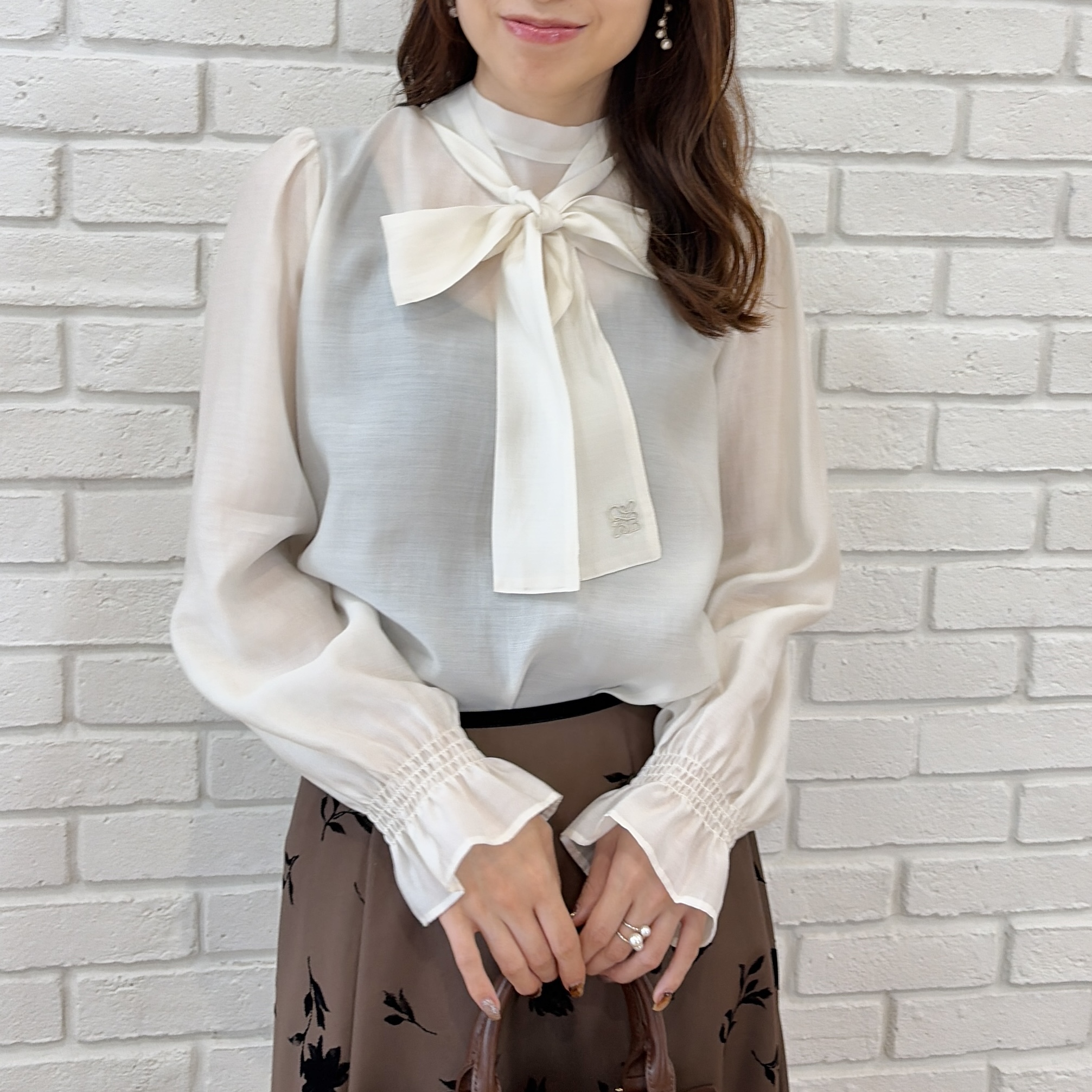 はばさんの「Couture brooch｜【一枚で主役級】配色総針スカラカーディガン」を使ったコーディネート