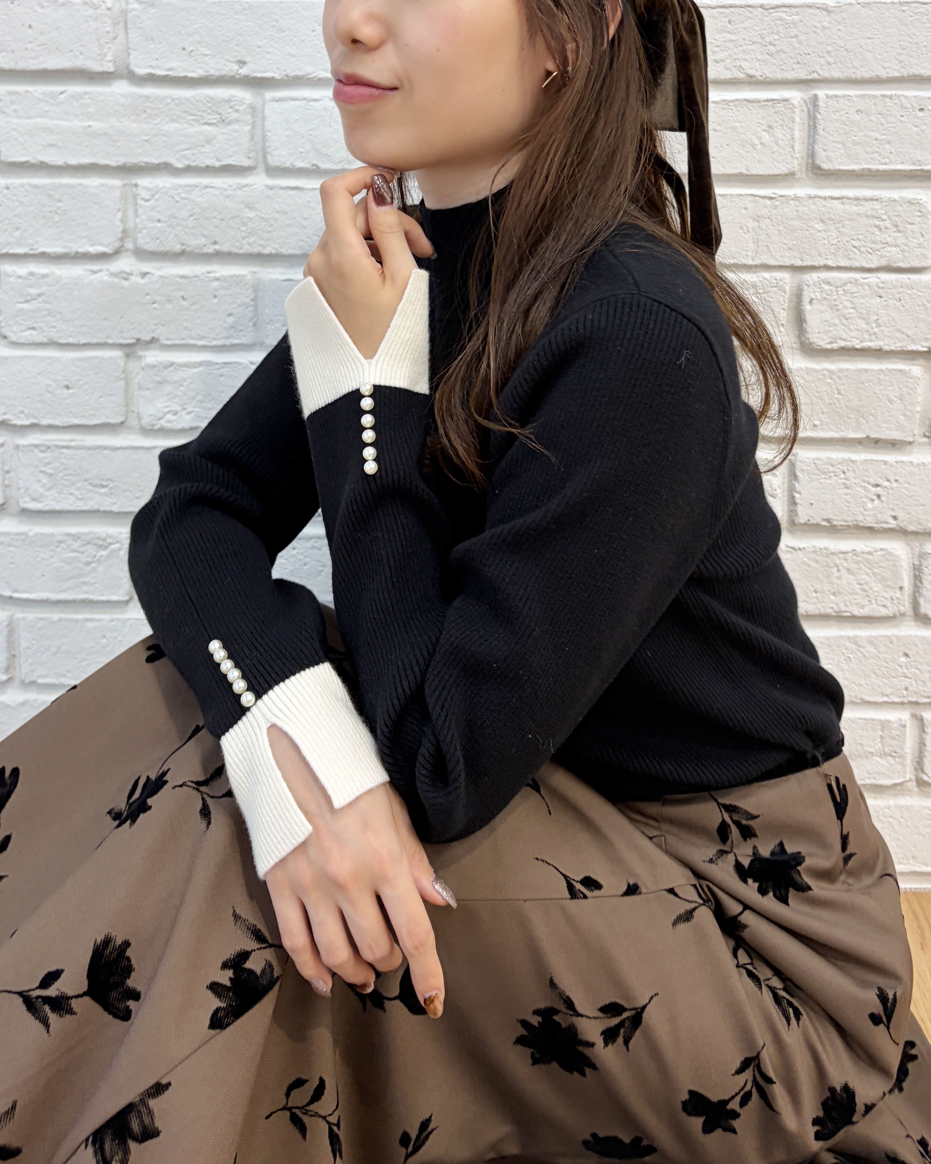 はばさんの「Couture brooch｜【配色デザインがこなれ見え】袖口スリット パール調リブニット【吸湿発熱・静電気防止・抗菌防臭・洗濯機」を使ったコーディネート
