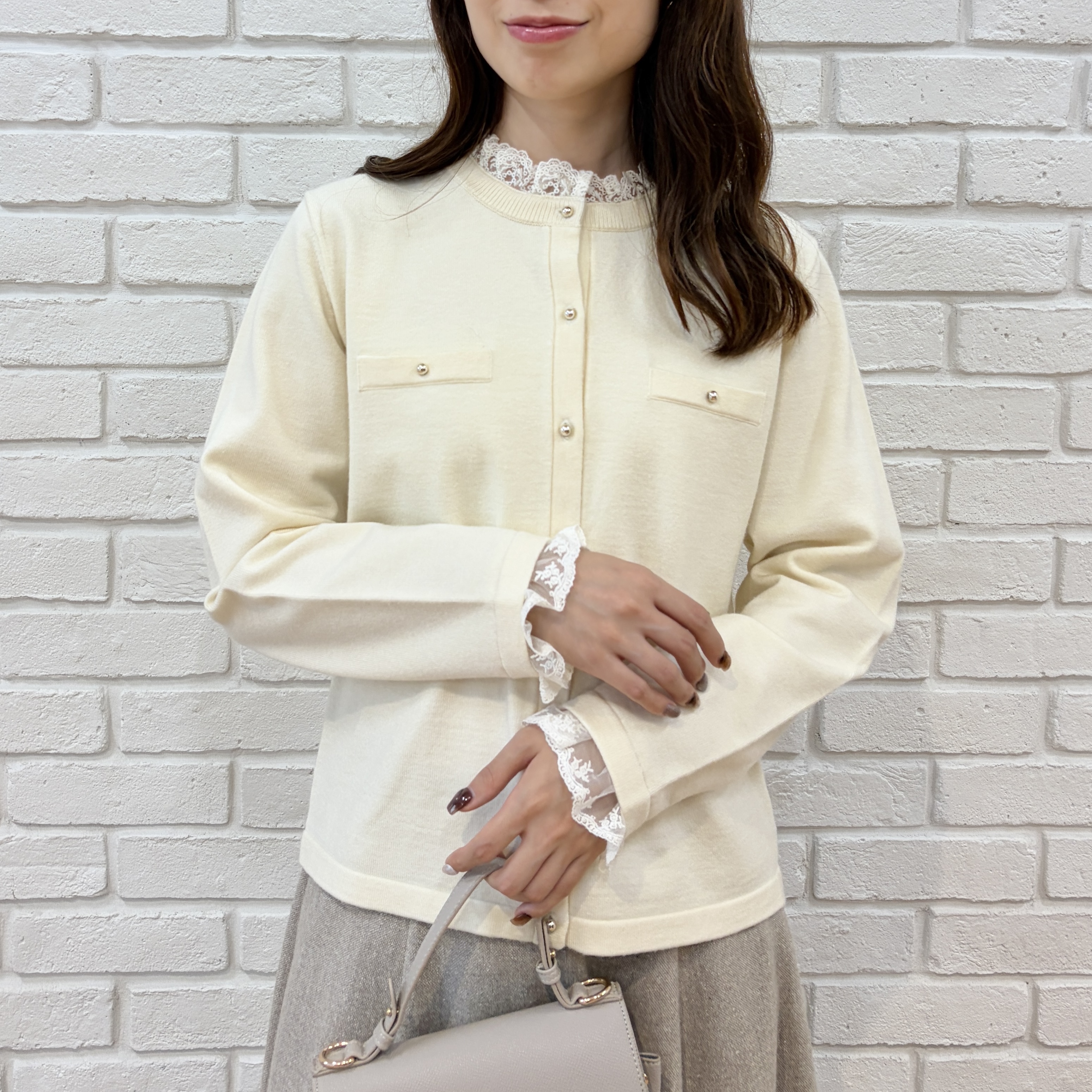 はばさんの「Couture brooch｜【一枚で華やぐ】レースフリル カーディガン」を使ったコーディネート