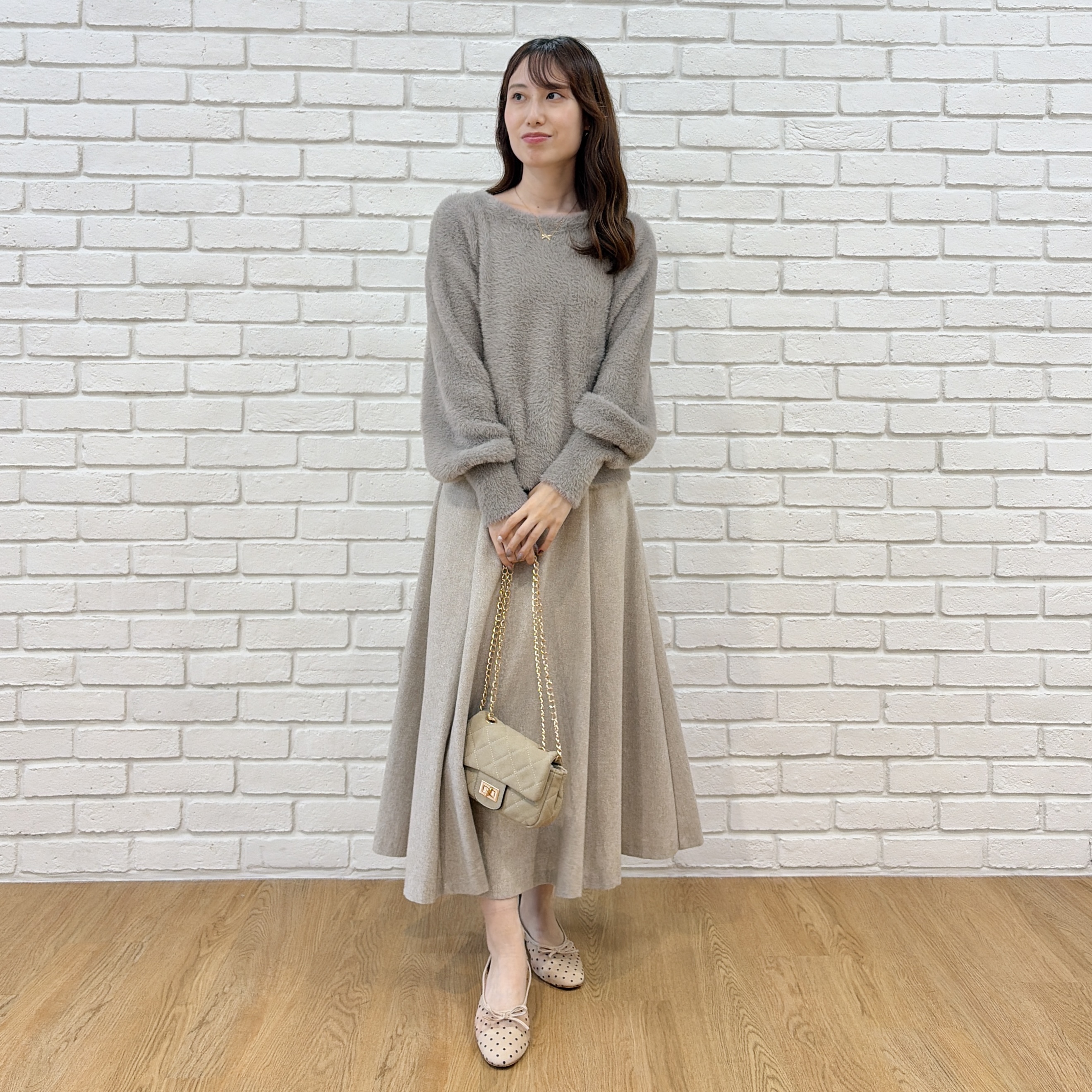 はばさんの「Couture brooch｜【ふわふわフェザー】前後2WAY ニットカーディガン」を使ったコーディネート