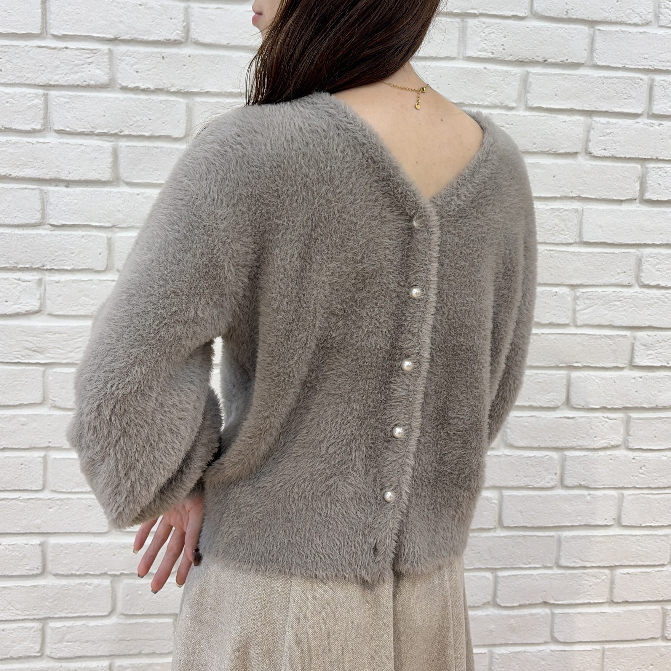 はばさんの「Couture brooch｜【ふわふわフェザー】前後2WAY ニットカーディガン」を使ったコーディネート