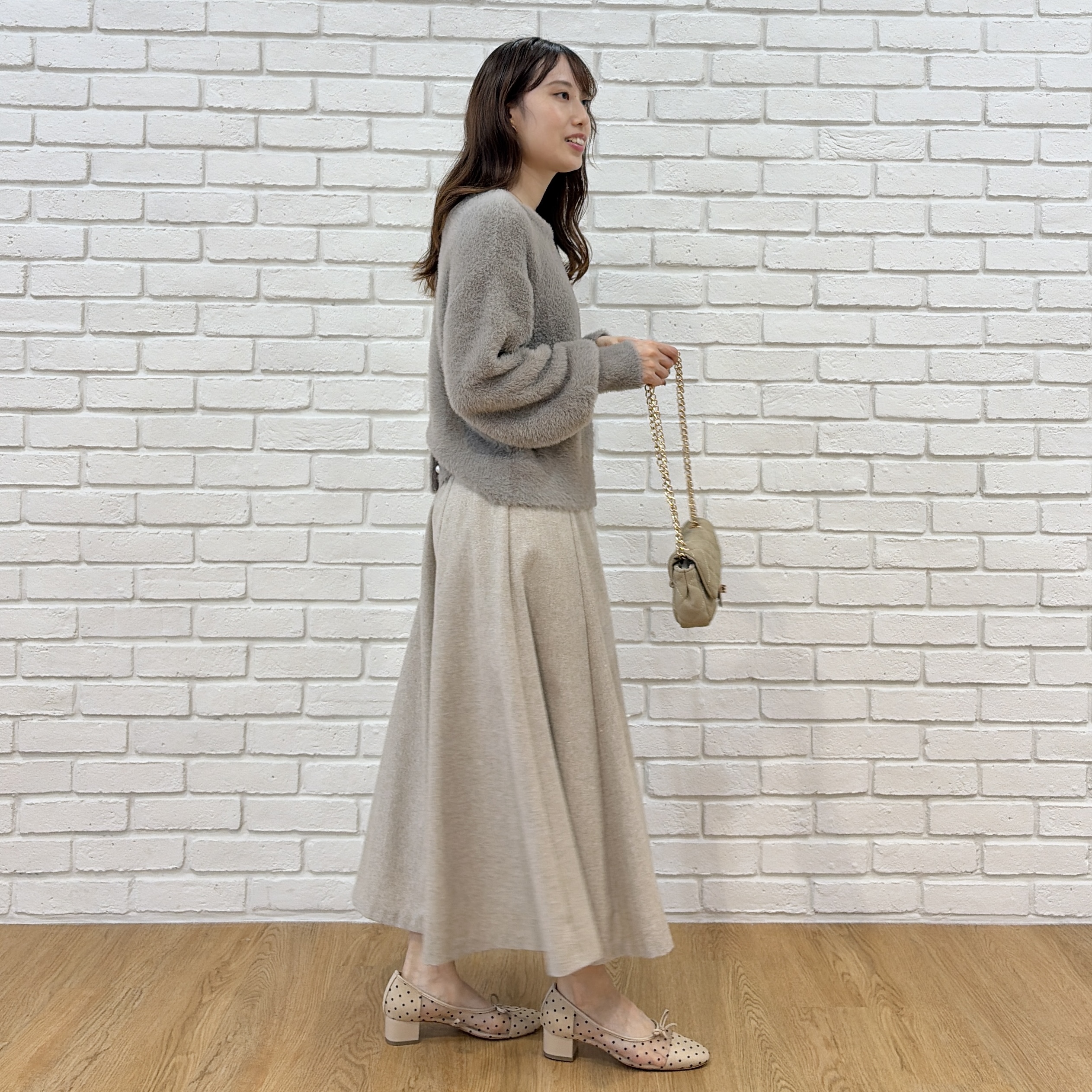はばさんの「Couture brooch｜【ふわふわフェザー】前後2WAY ニットカーディガン」を使ったコーディネート