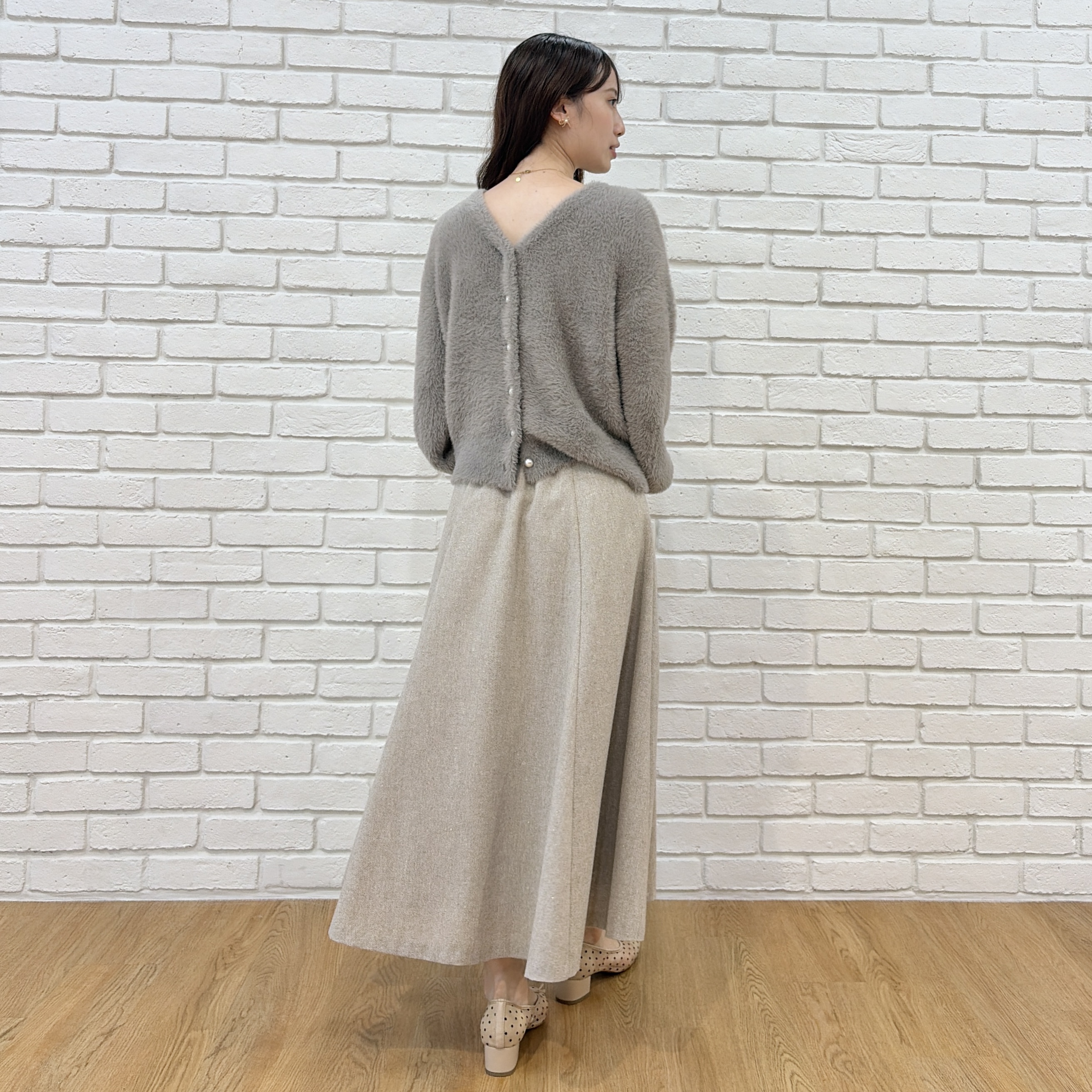 はばさんの「Couture brooch｜【ふわふわフェザー】前後2WAY ニットカーディガン」を使ったコーディネート