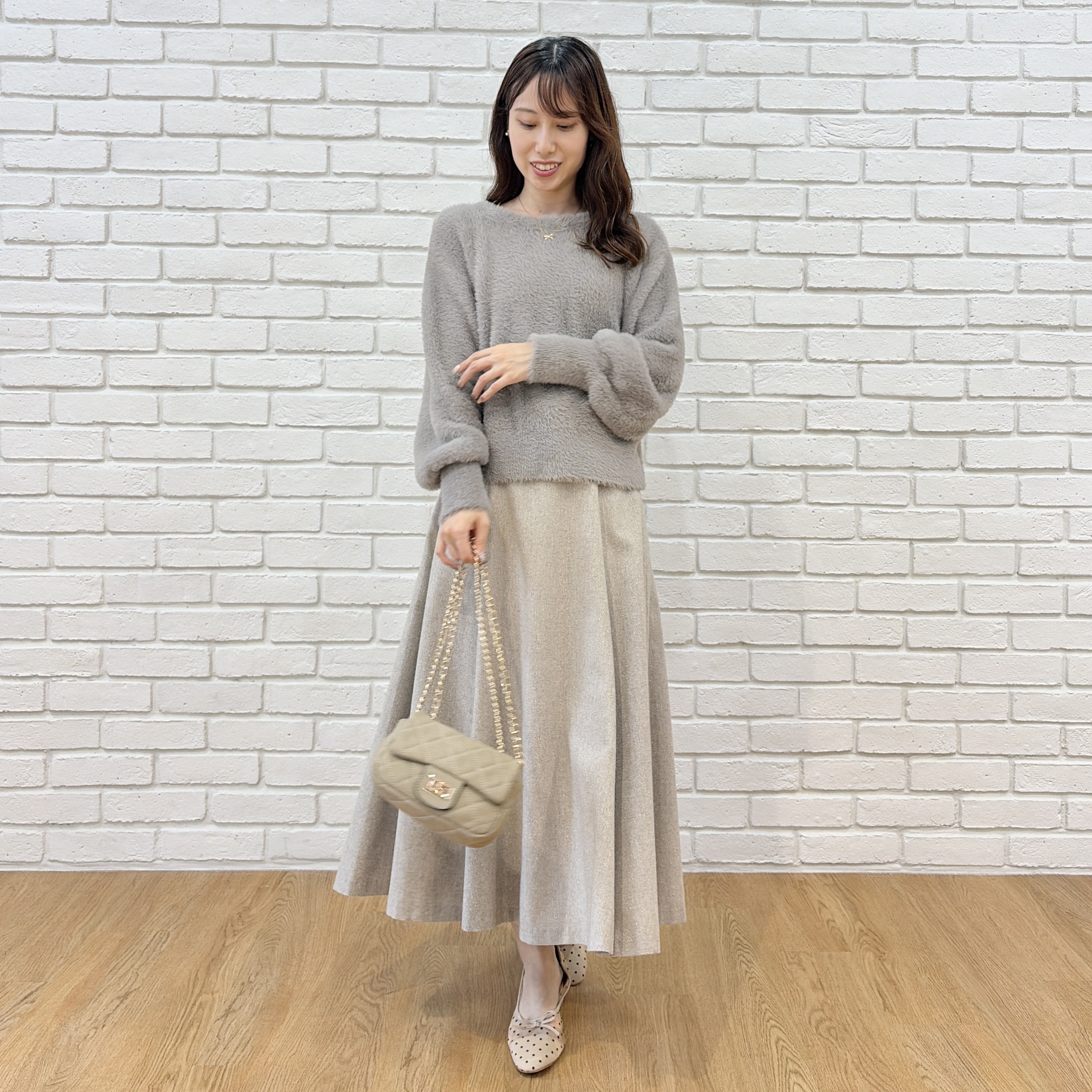 はばさんの「Couture brooch｜【ふわふわフェザー】前後2WAY ニットカーディガン」を使ったコーディネート