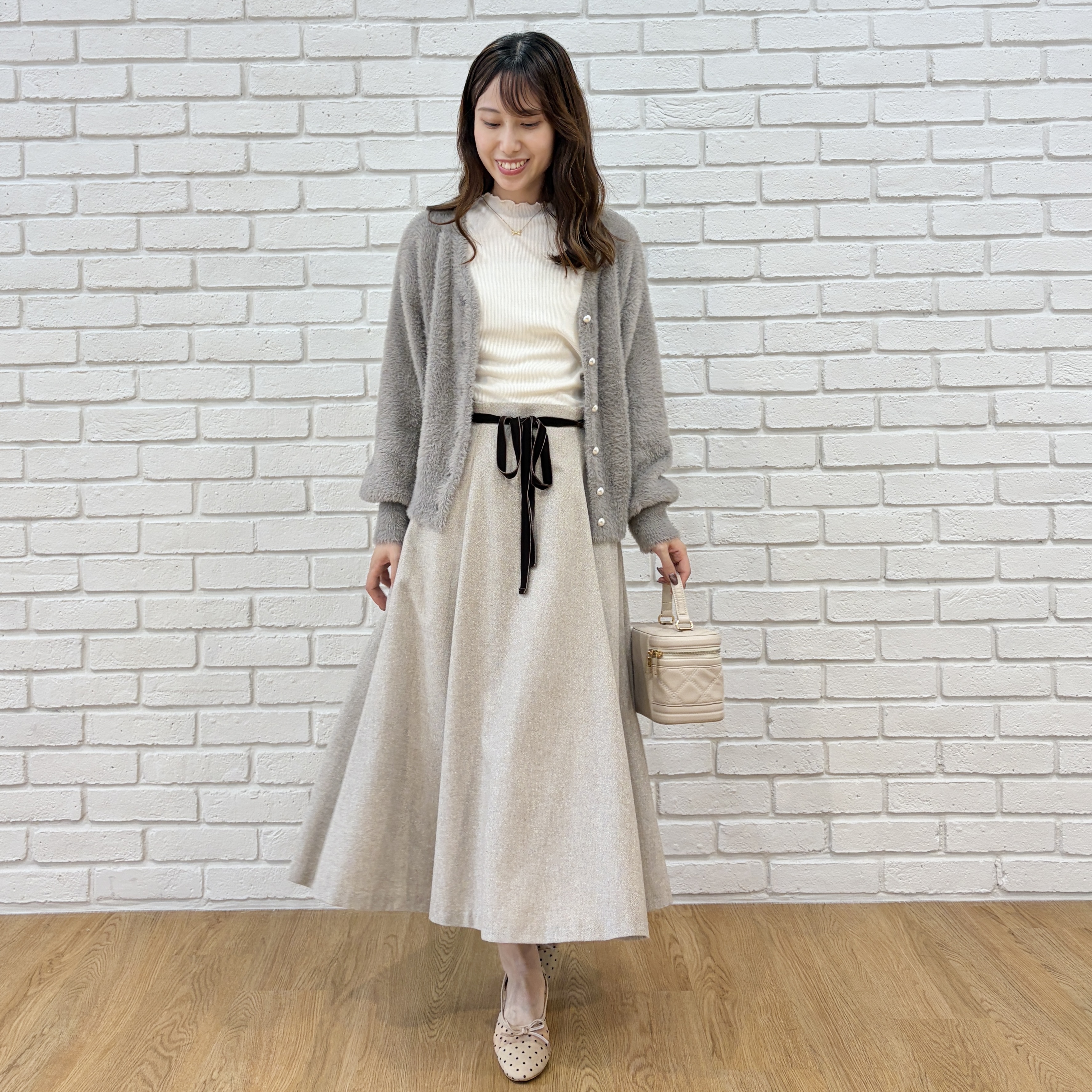 はばさんの「Couture brooch｜【ふわふわフェザー】前後2WAY ニットカーディガン」を使ったコーディネート