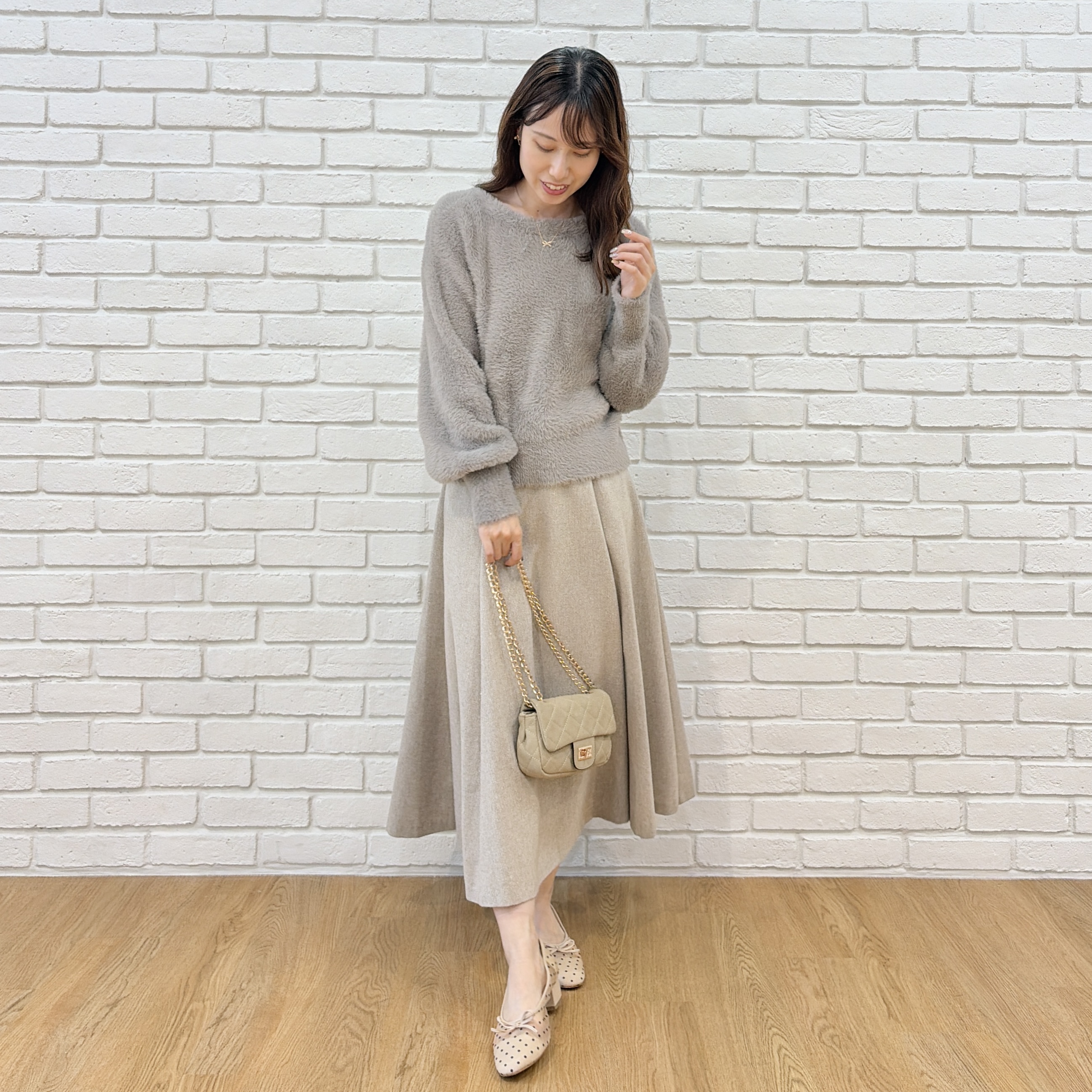 はばさんの「Couture brooch｜【ふわふわフェザー】前後2WAY ニットカーディガン」を使ったコーディネート