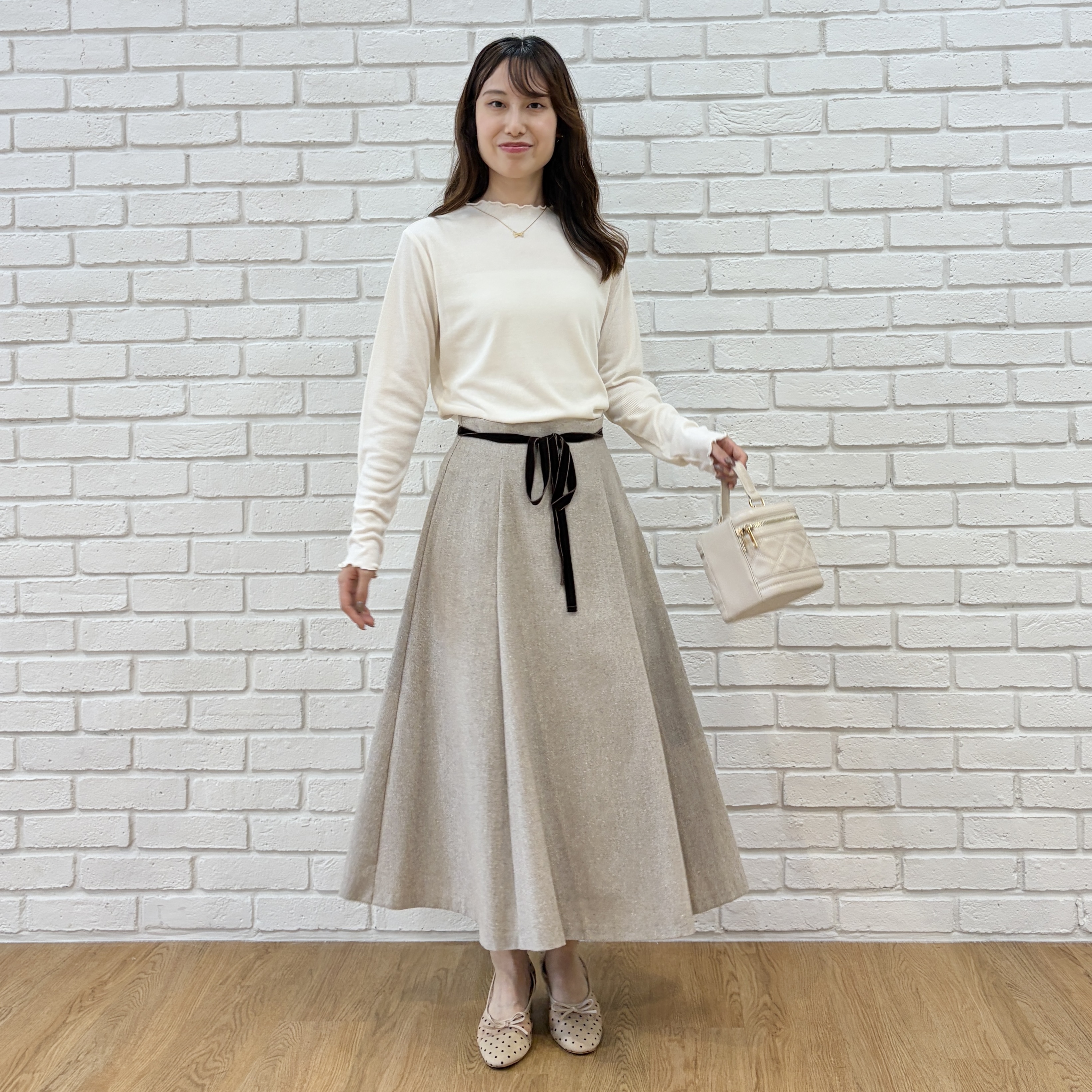 はばさんの「Couture brooch｜【一枚でも重ねても】メローフリル テレコトップス」を使ったコーディネート