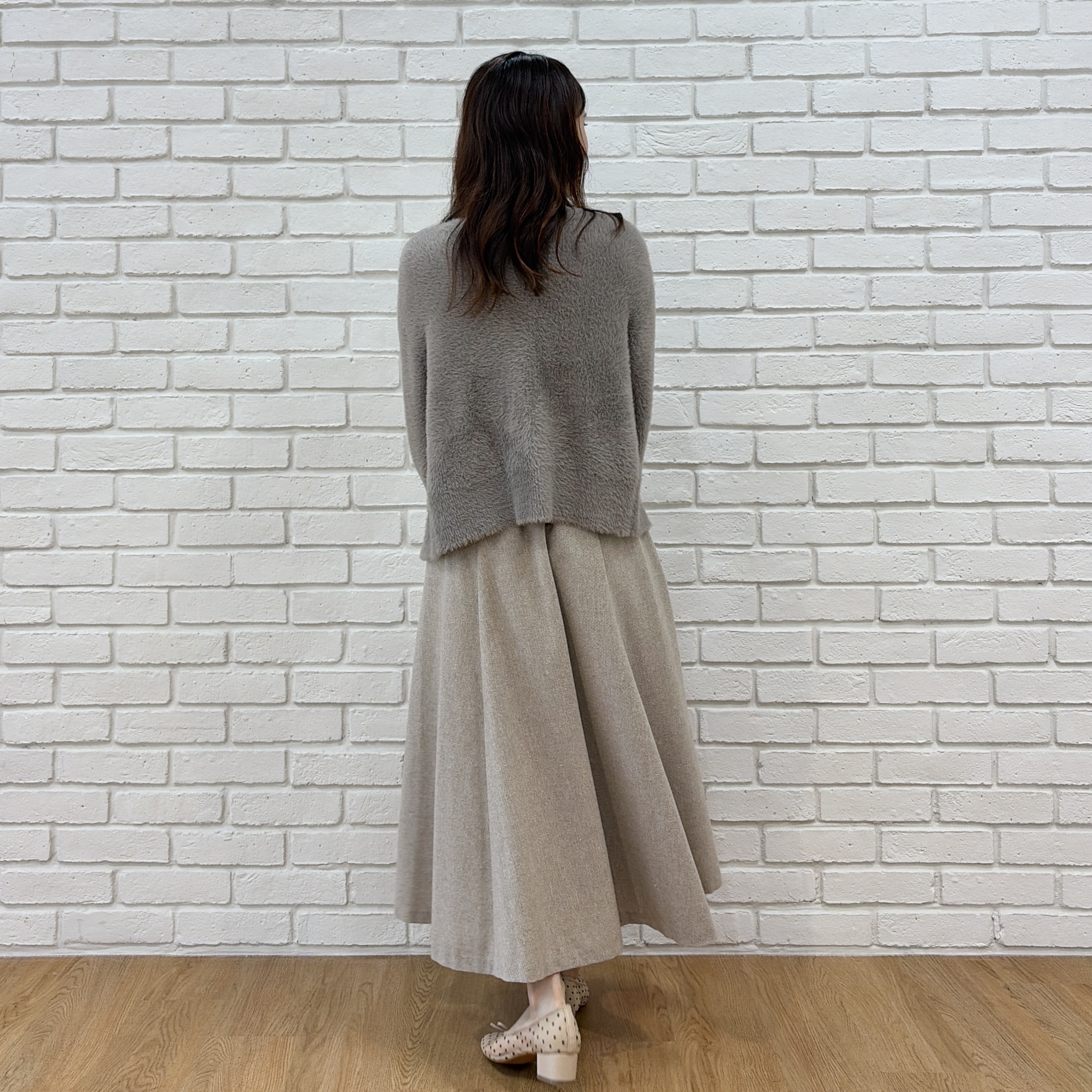 はばさんの「Couture brooch｜【ふわふわフェザー】前後2WAY ニットカーディガン」を使ったコーディネート
