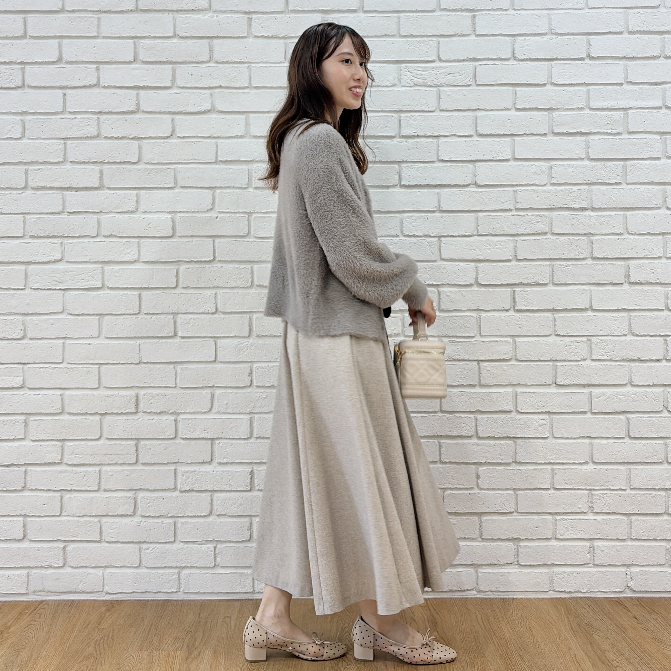 はばさんの「Couture brooch｜【ふわふわフェザー】前後2WAY ニットカーディガン」を使ったコーディネート