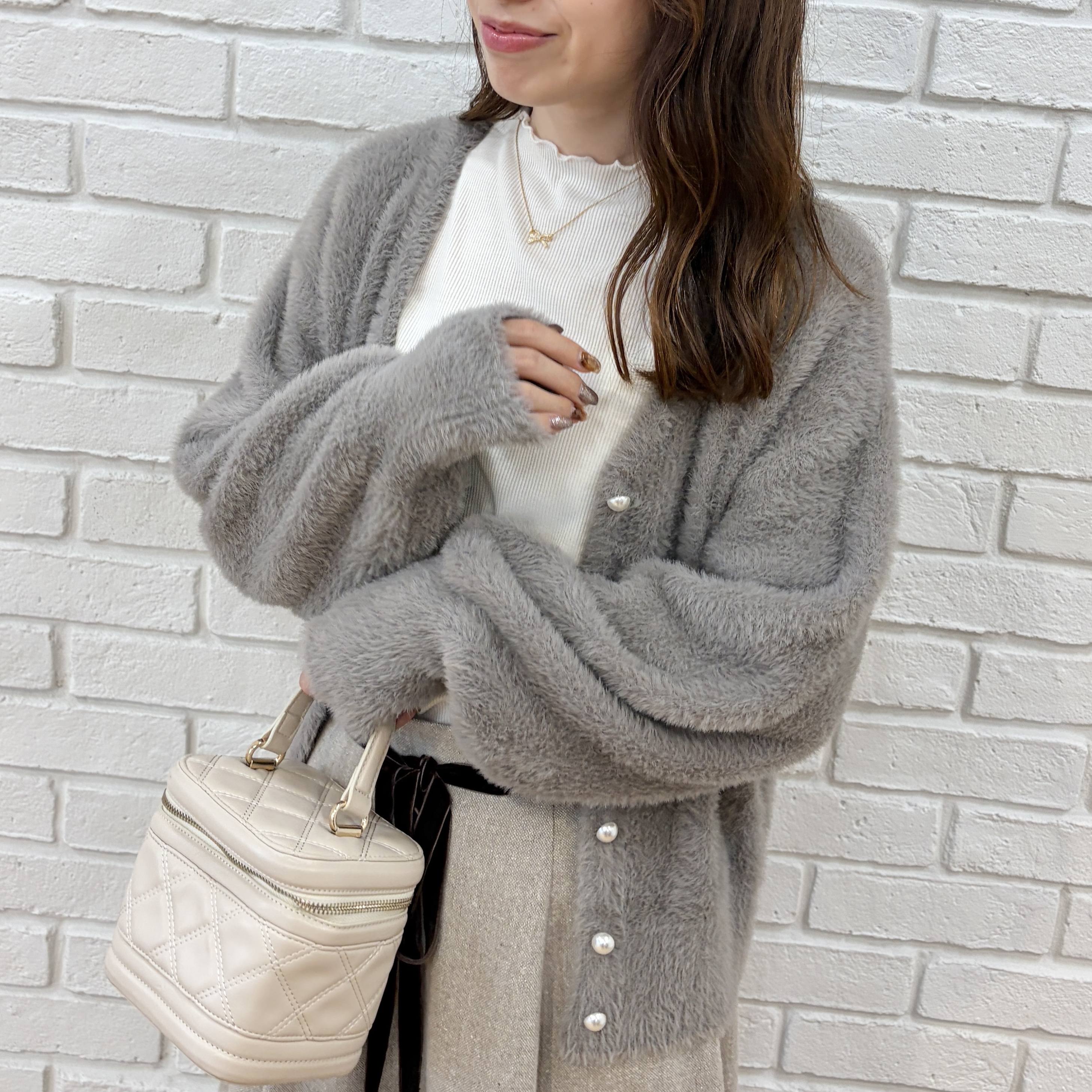 はばさんの「Couture brooch｜【ふわふわフェザー】前後2WAY ニットカーディガン」を使ったコーディネート