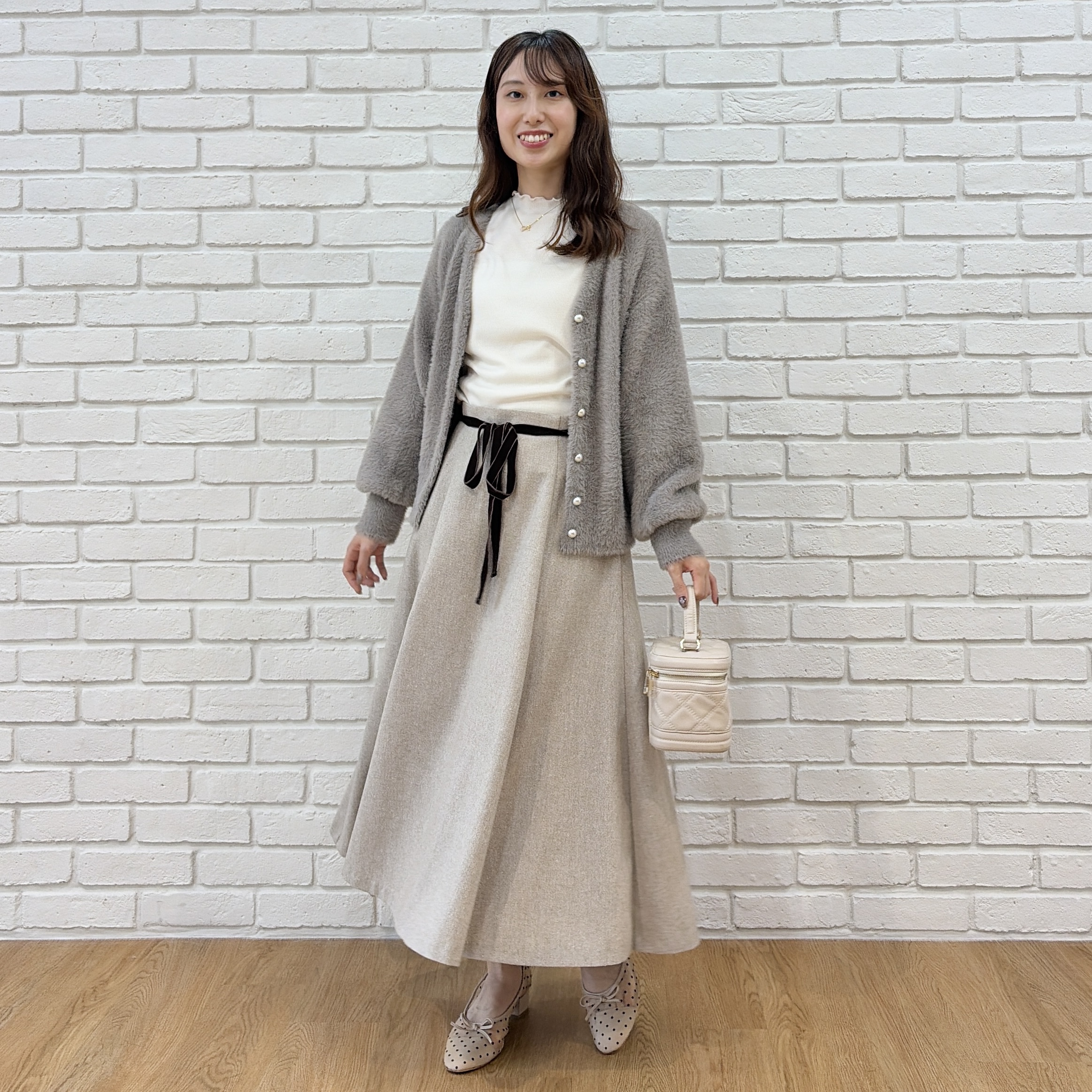 はばさんの「Couture brooch｜【ふわふわフェザー】前後2WAY ニットカーディガン」を使ったコーディネート