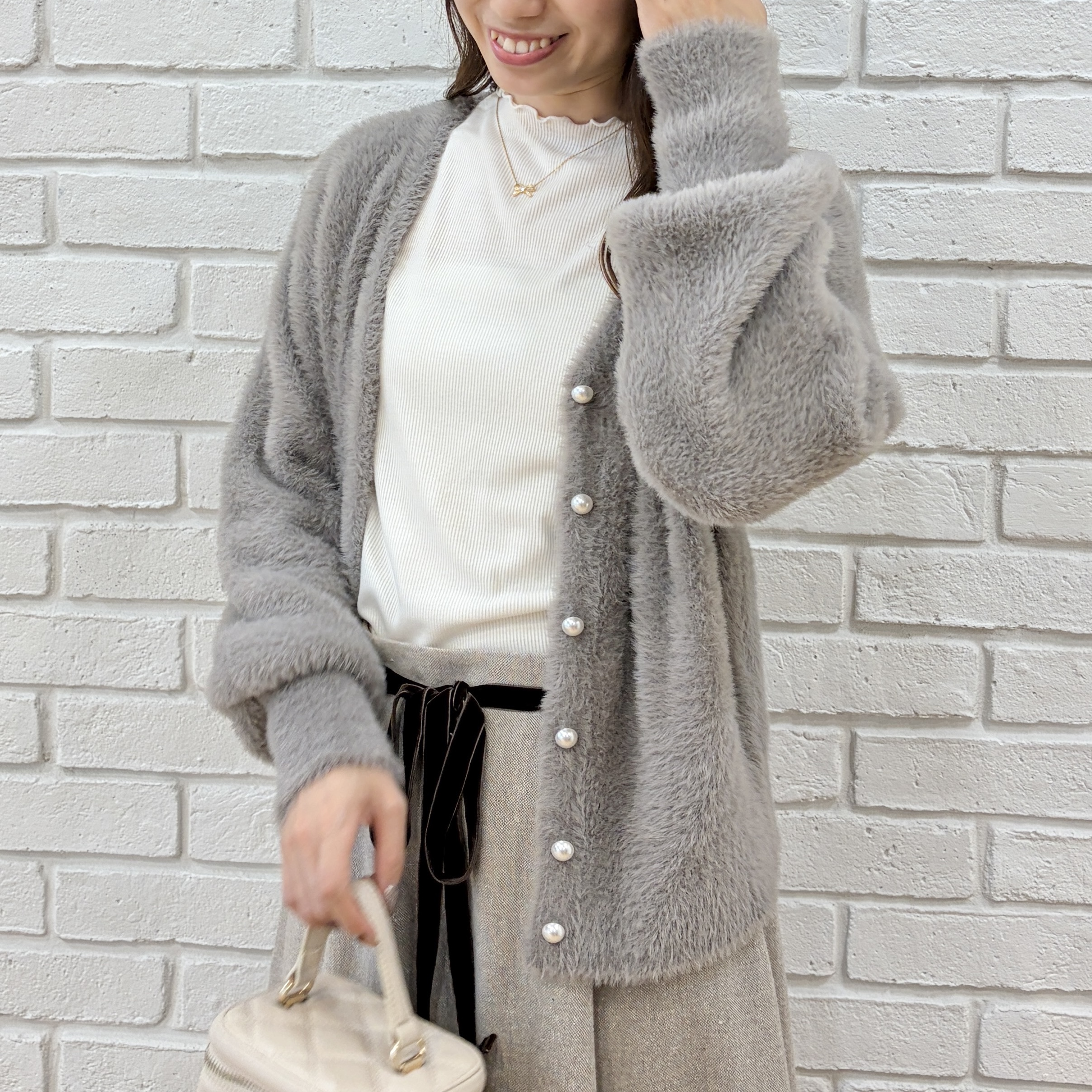 はばさんの「Couture brooch｜【ふわふわフェザー】前後2WAY ニットカーディガン」を使ったコーディネート