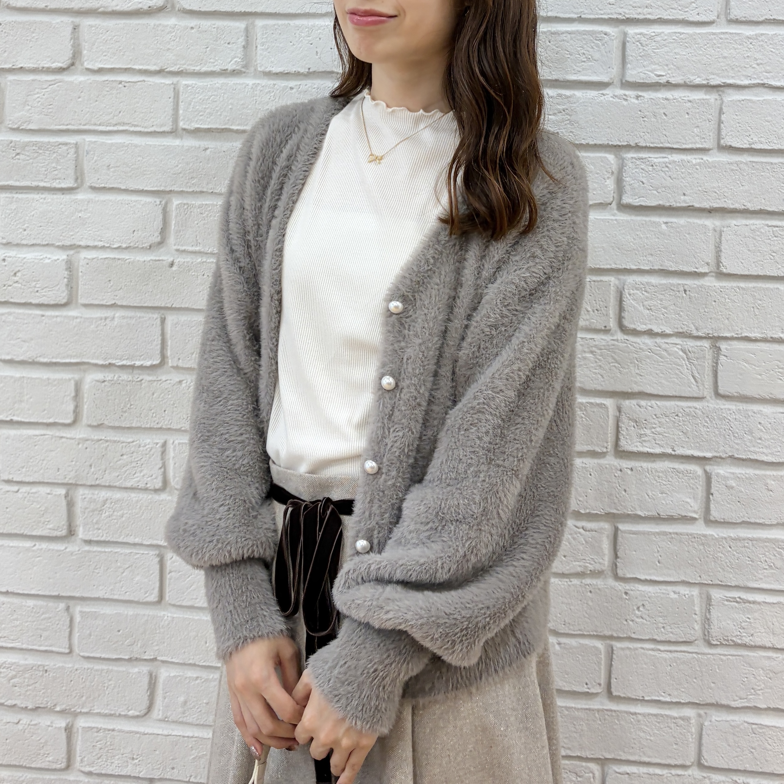 はばさんの「Couture brooch｜【ふわふわフェザー】前後2WAY ニットカーディガン」を使ったコーディネート