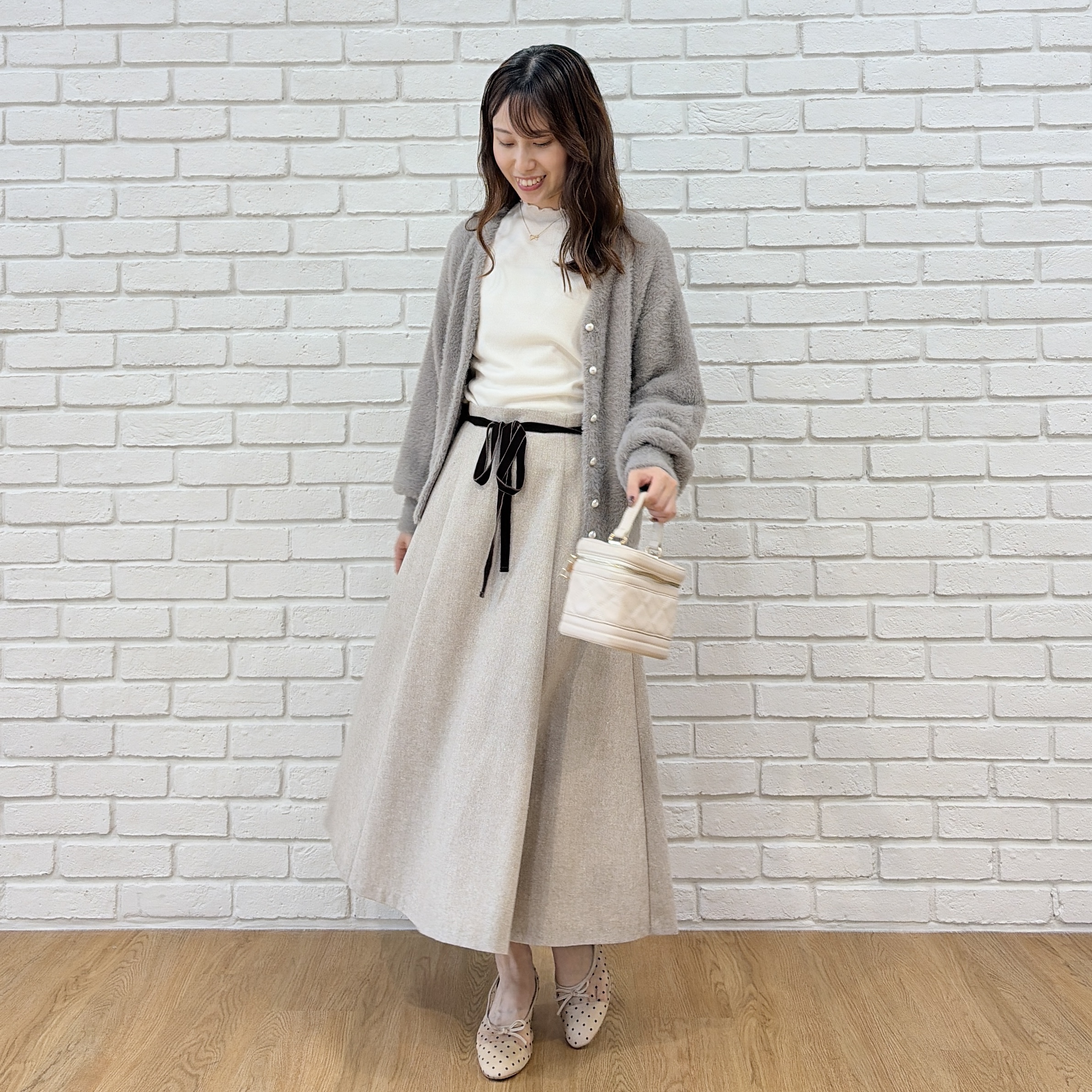 はばさんの「Couture brooch｜【ふわふわフェザー】前後2WAY ニットカーディガン」を使ったコーディネート