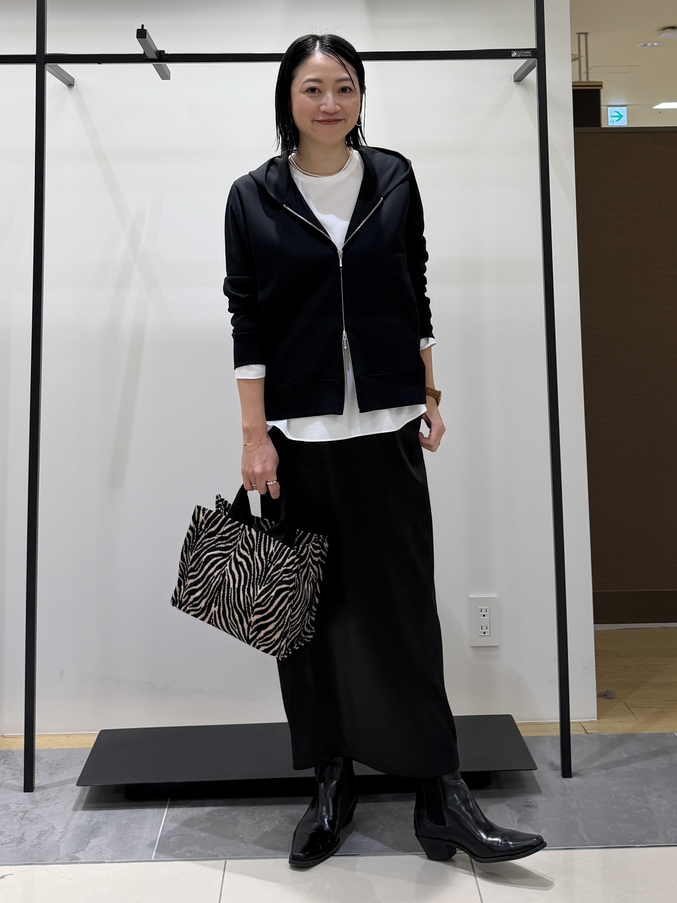 shihoさんの「INDIVI｜【顔まわりスッキリ／日本製】立体フードジャージパーカー」を使ったコーディネート