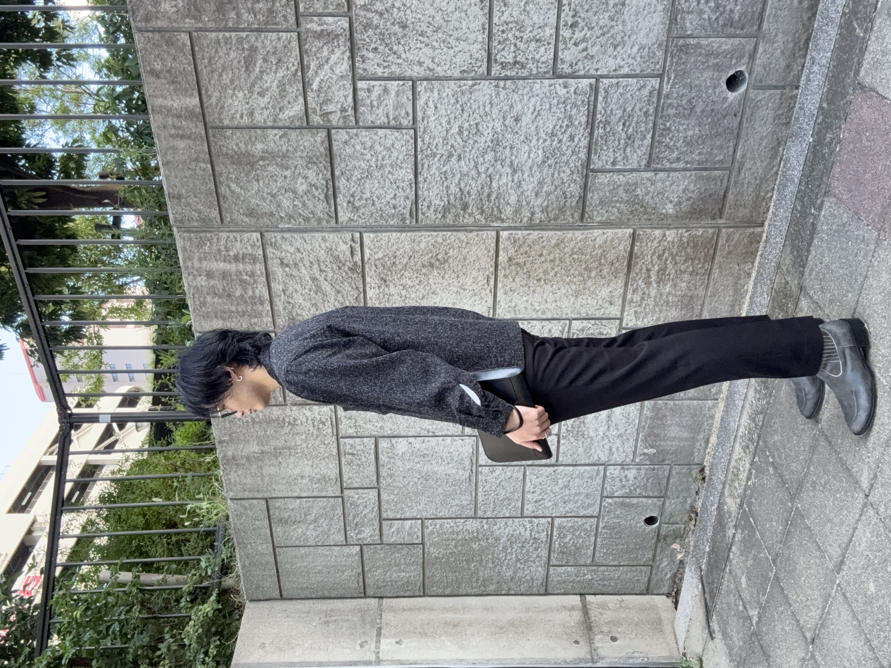 大江正眞さんの「tk.TAKEO KIKUCHI｜◆スリムスラックス」を使ったコーディネート