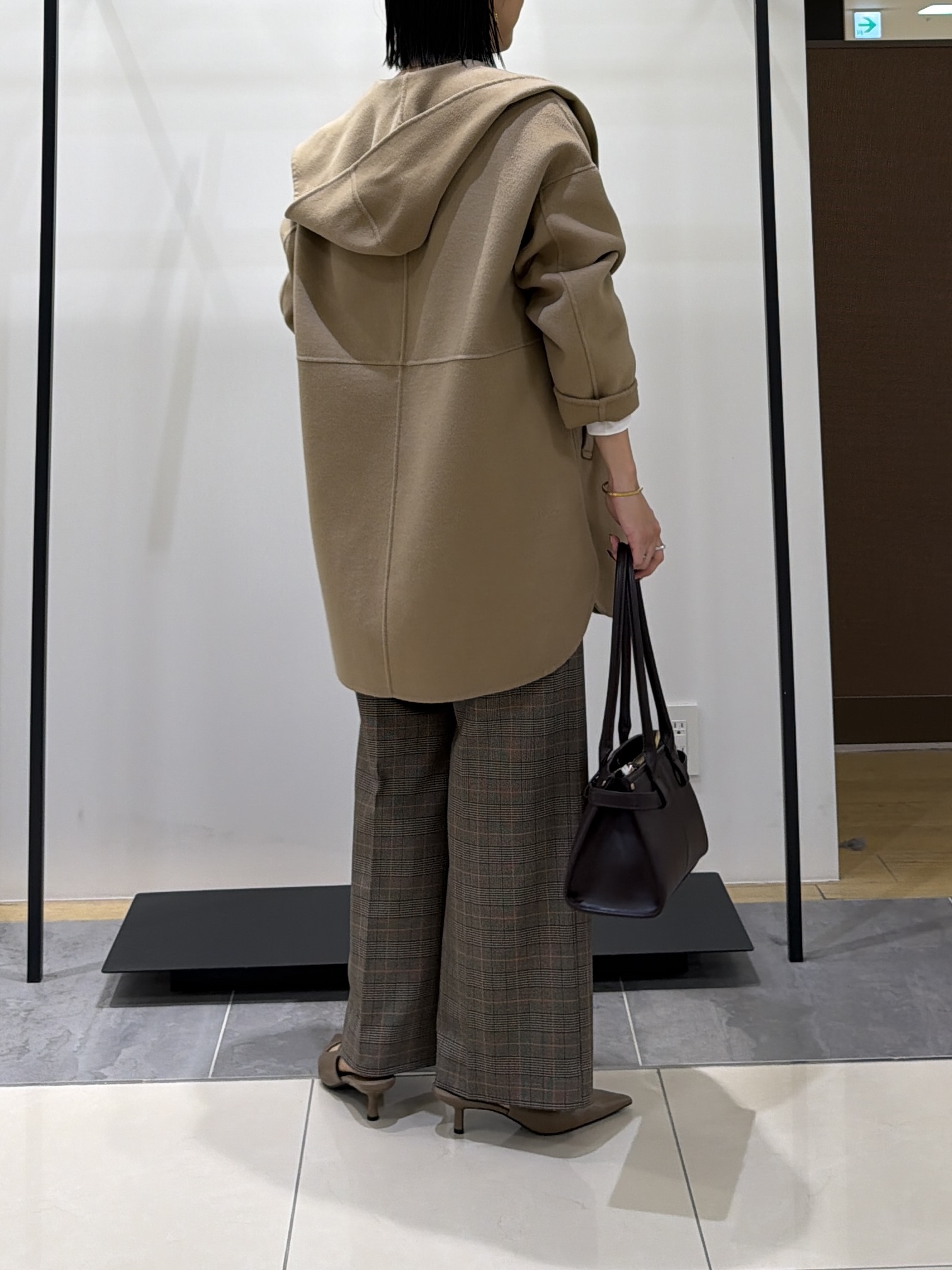 shihoさんの「INDIVI｜【ウール混／配色／ゆったり】ミドル丈リバーフーディコート」を使ったコーディネート
