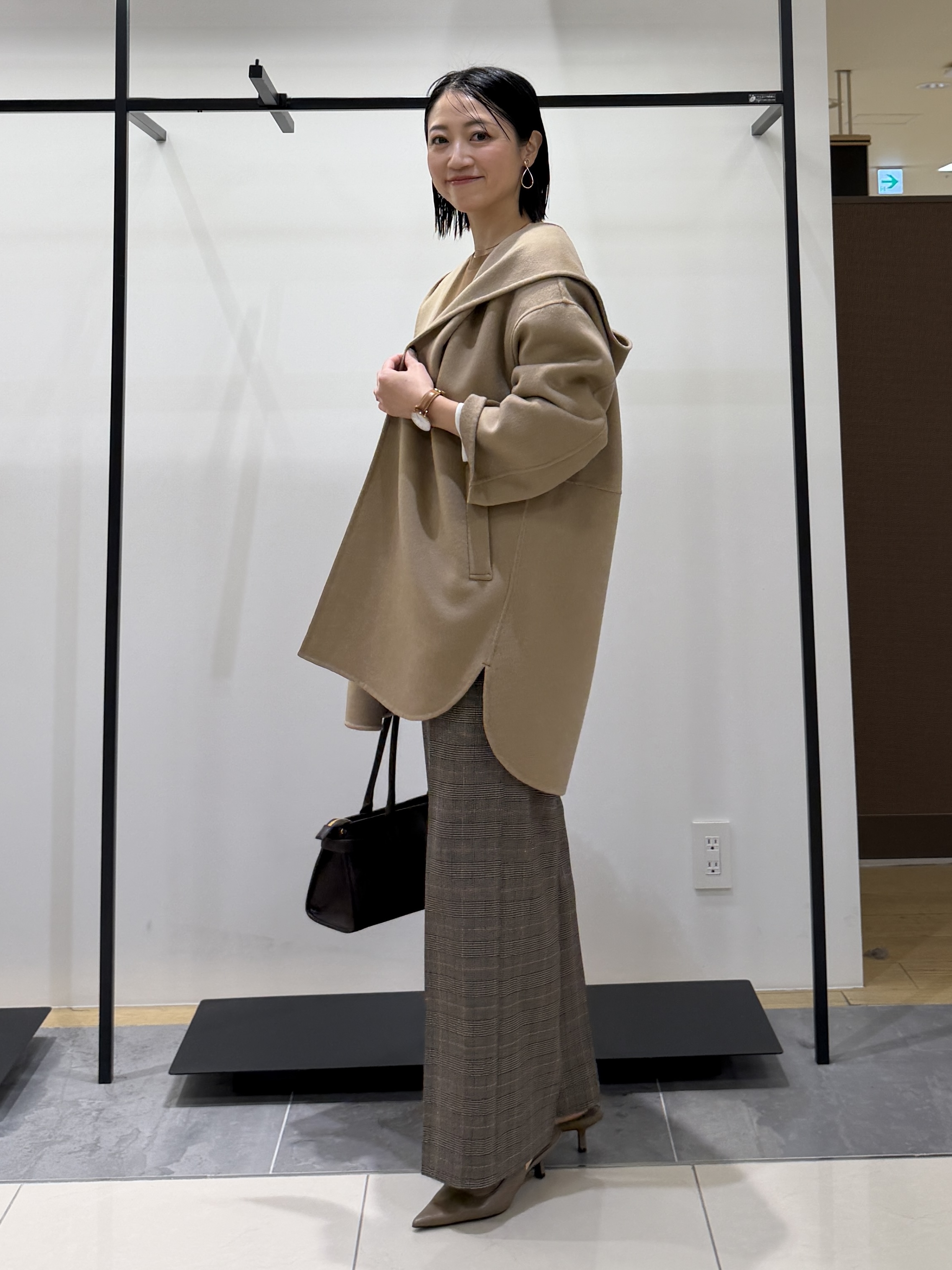 shihoさんの「INDIVI｜【ウール混／配色／ゆったり】ミドル丈リバーフーディコート」を使ったコーディネート