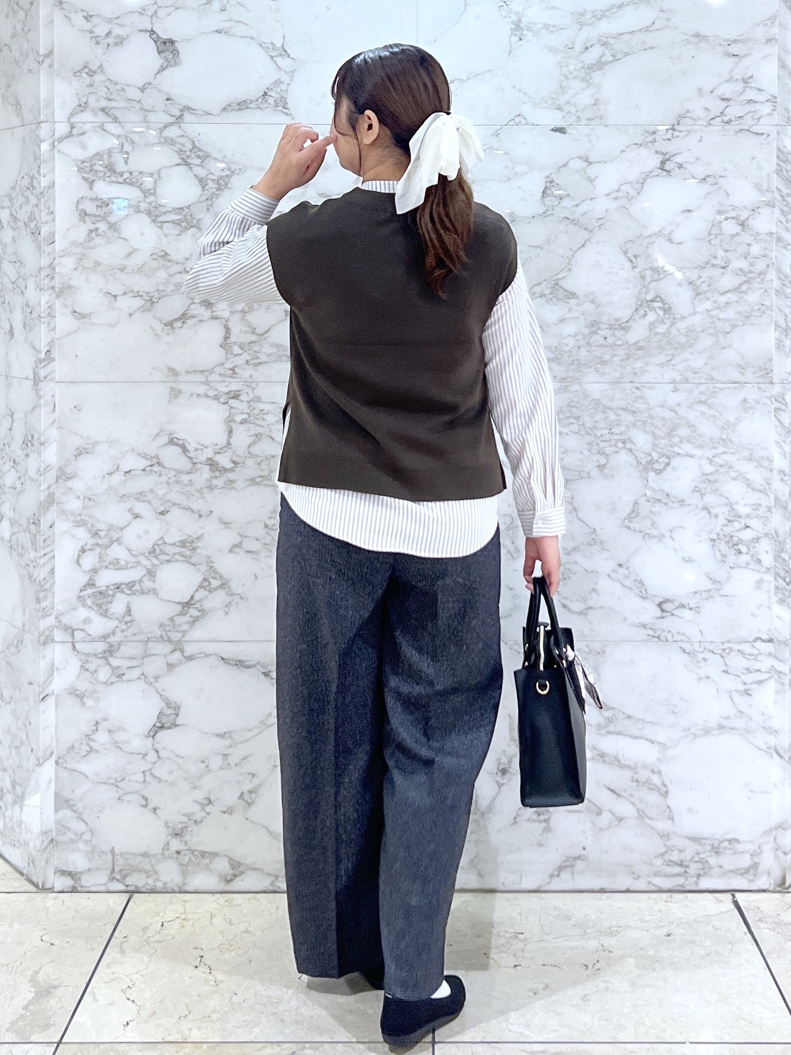 ARISAさんの「grove｜【2点セット/時短・着回し】着るだけでコーデが完成 ニットベスト&times;シャツ」を使ったコーディネート