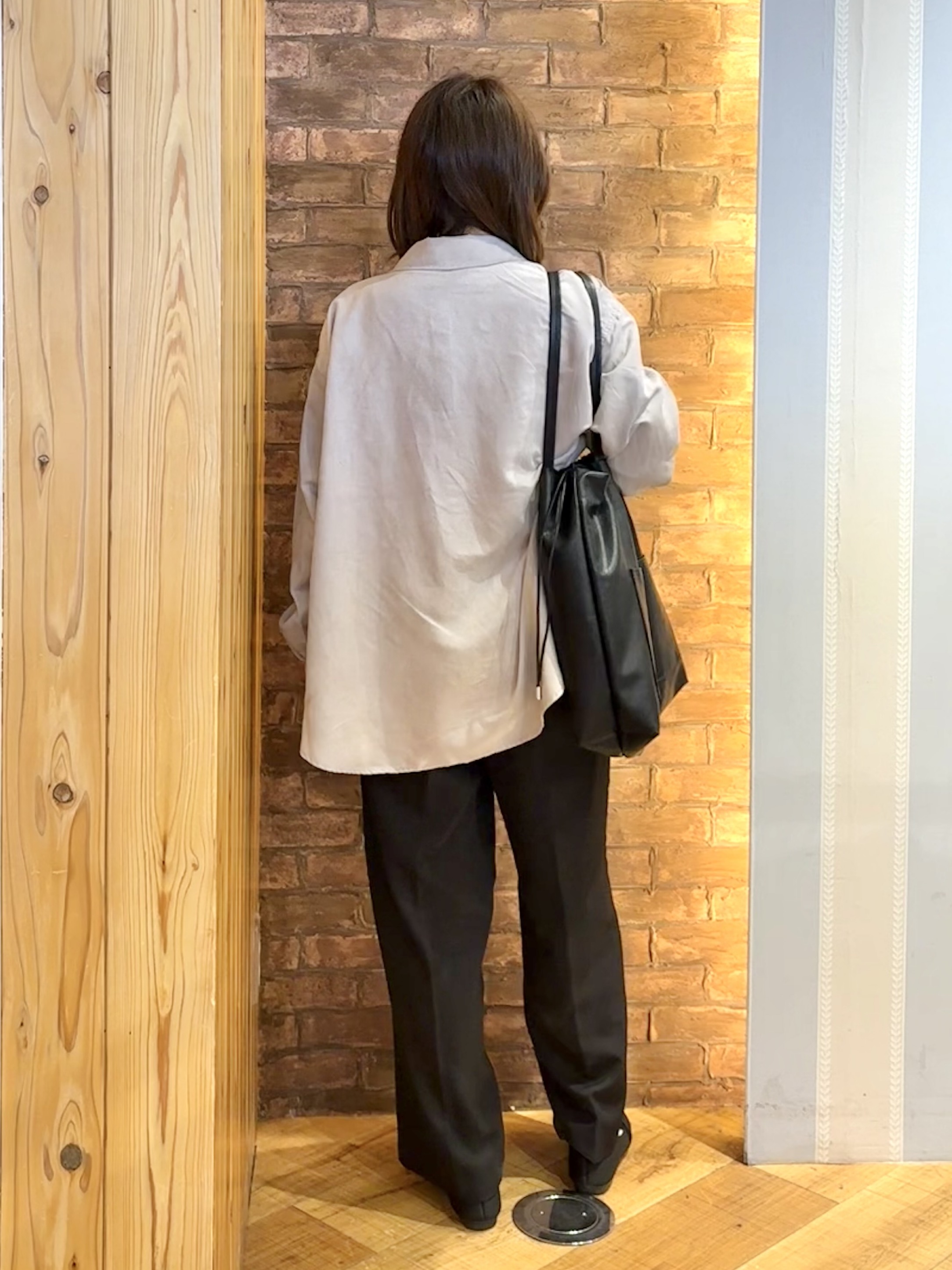 mieさんの「SHOO･LA･RUE｜【S-LL/洗濯機可】なめらかさが心地いい。スエード調ポケットシャツ」を使ったコーディネート