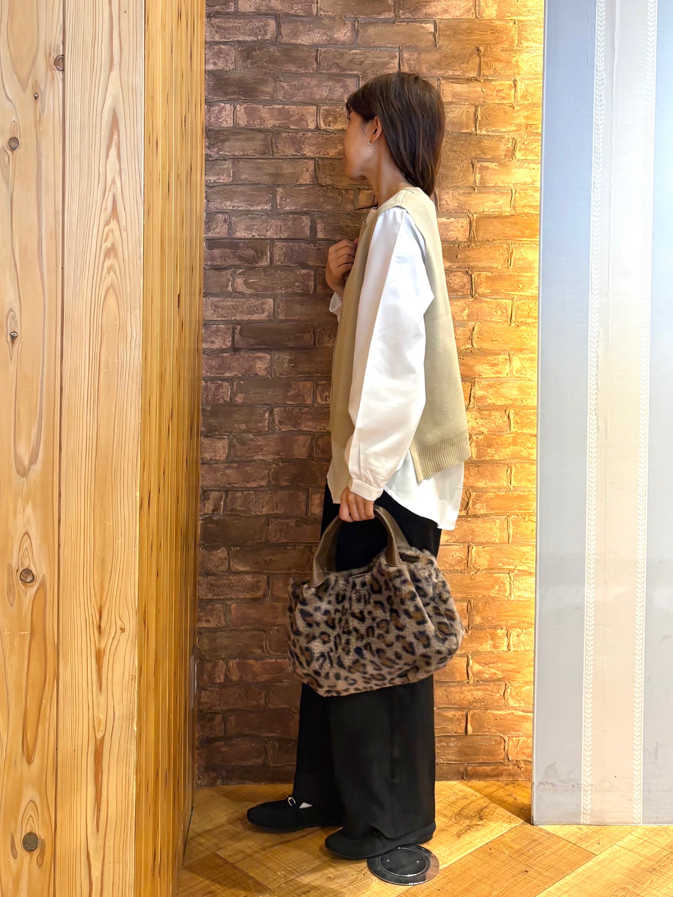 mieさんの「SHOO･LA･RUE｜【2点セット/S-LL】着回し自在 スポンディッシュニットベスト＆フレアシャツ」を使ったコーディネート