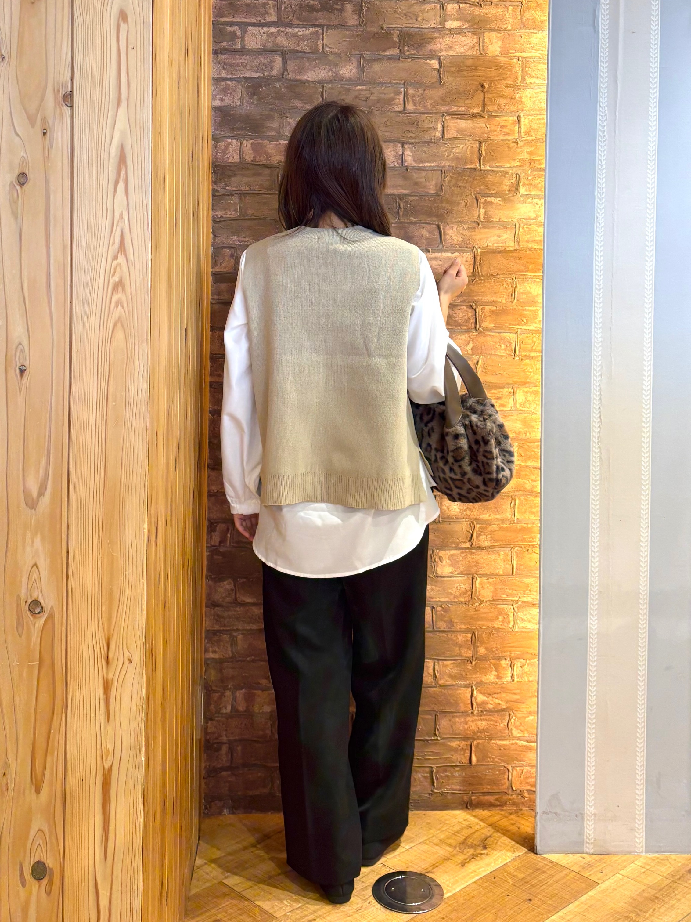 mieさんの「SHOO･LA･RUE｜【2点セット/S-LL】着回し自在 スポンディッシュニットベスト＆フレアシャツ」を使ったコーディネート