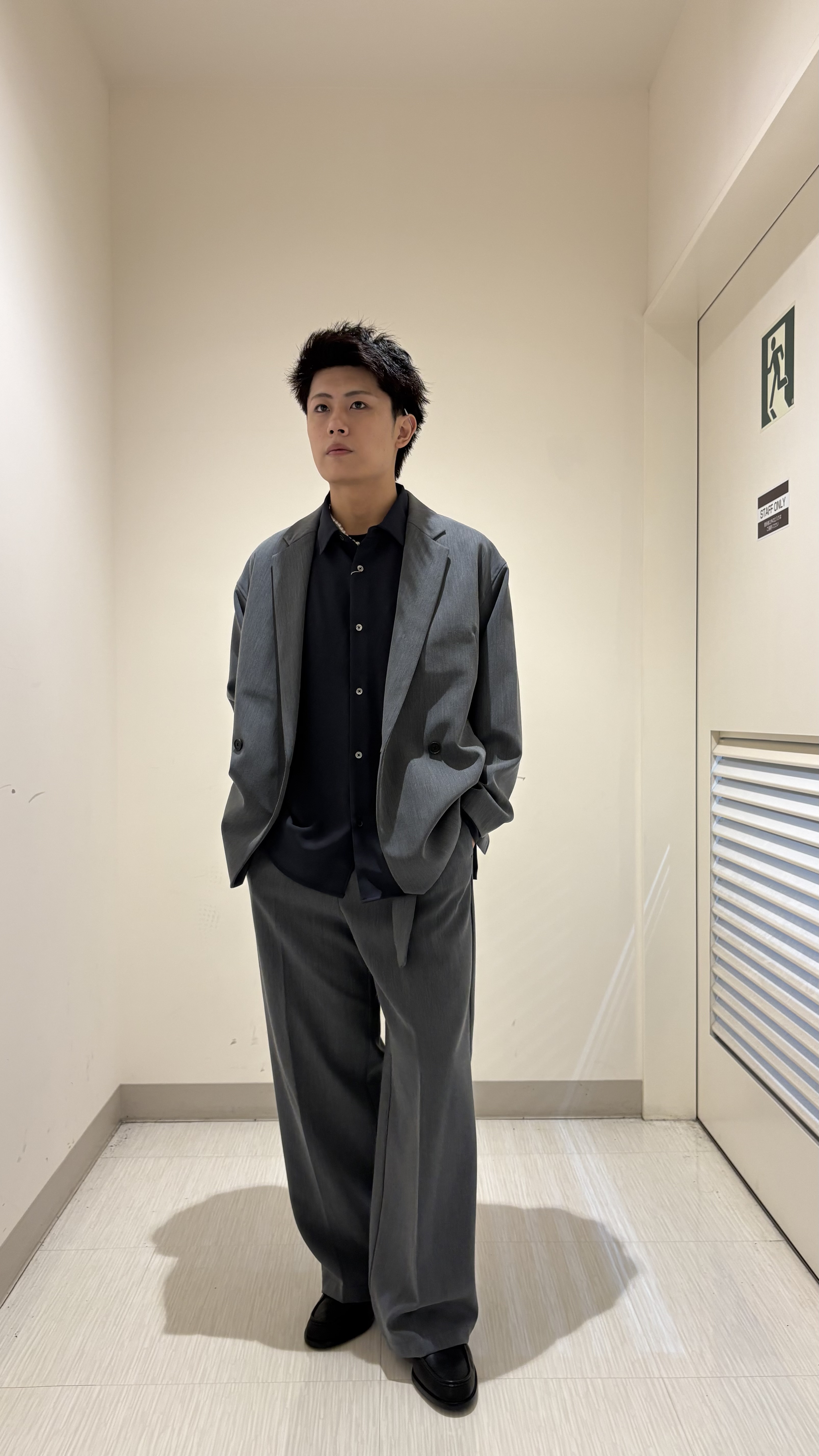 辻一樹さんの「tk.TAKEO KIKUCHI｜【選べる7色】トロミドレープカラーシャツ/トロミ/梨地/7色/レギュラーカラー/長袖」を使ったコーディネート