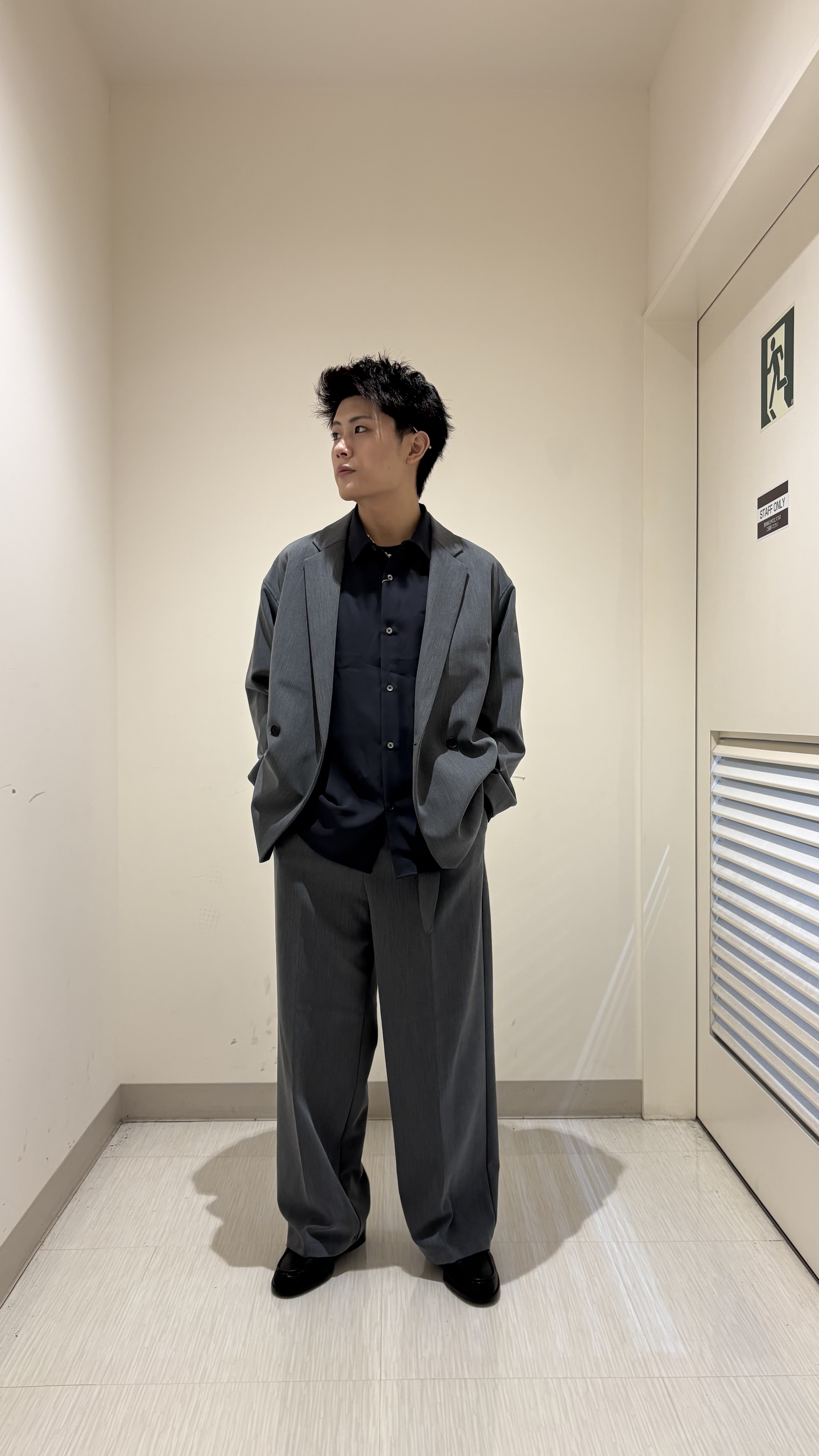 辻一樹さんの「tk.TAKEO KIKUCHI｜【選べる7色】トロミドレープカラーシャツ/トロミ/梨地/7色/レギュラーカラー/長袖」を使ったコーディネート