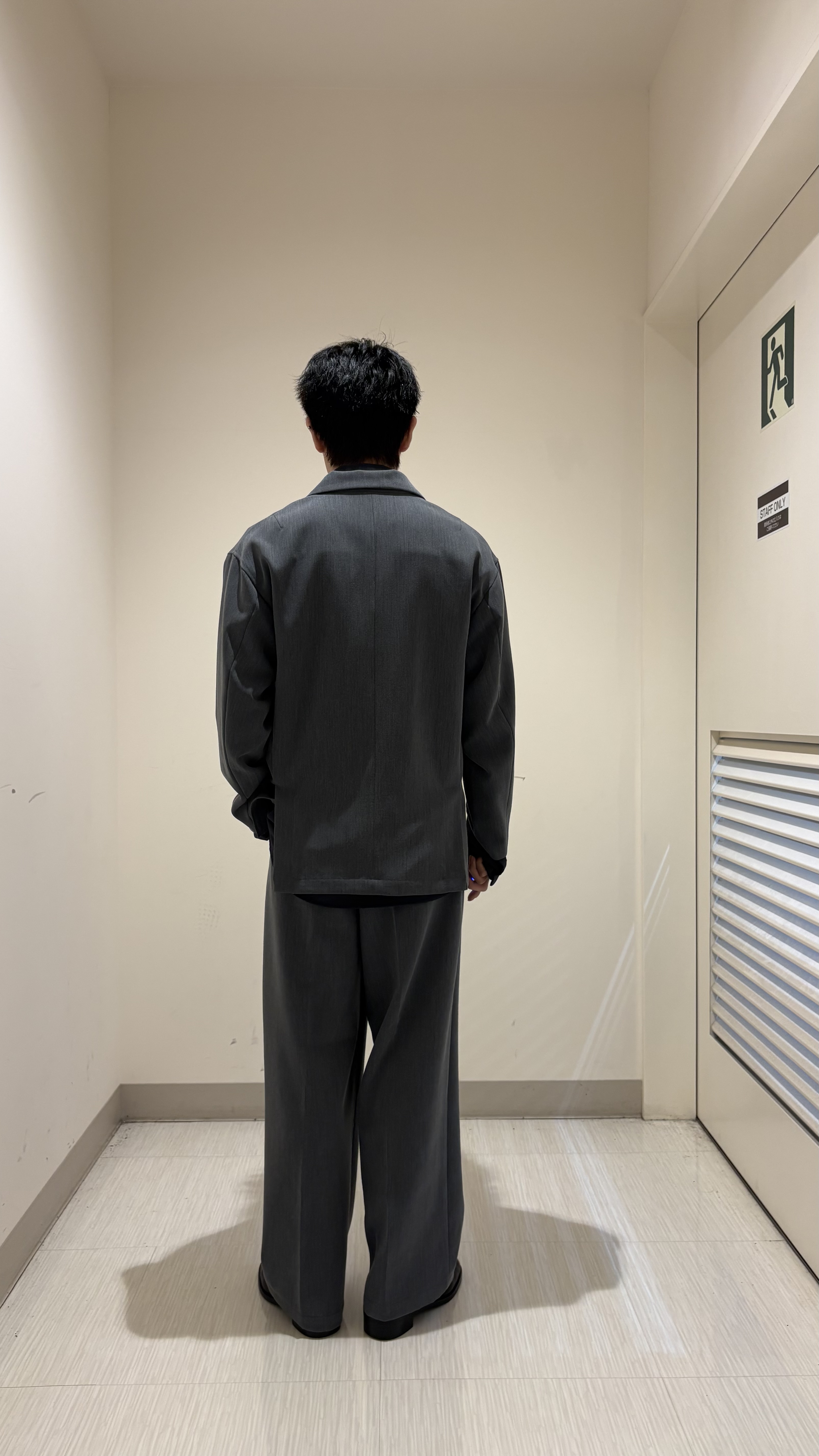 辻一樹さんの「tk.TAKEO KIKUCHI｜【選べる7色】トロミドレープカラーシャツ/トロミ/梨地/7色/レギュラーカラー/長袖」を使ったコーディネート