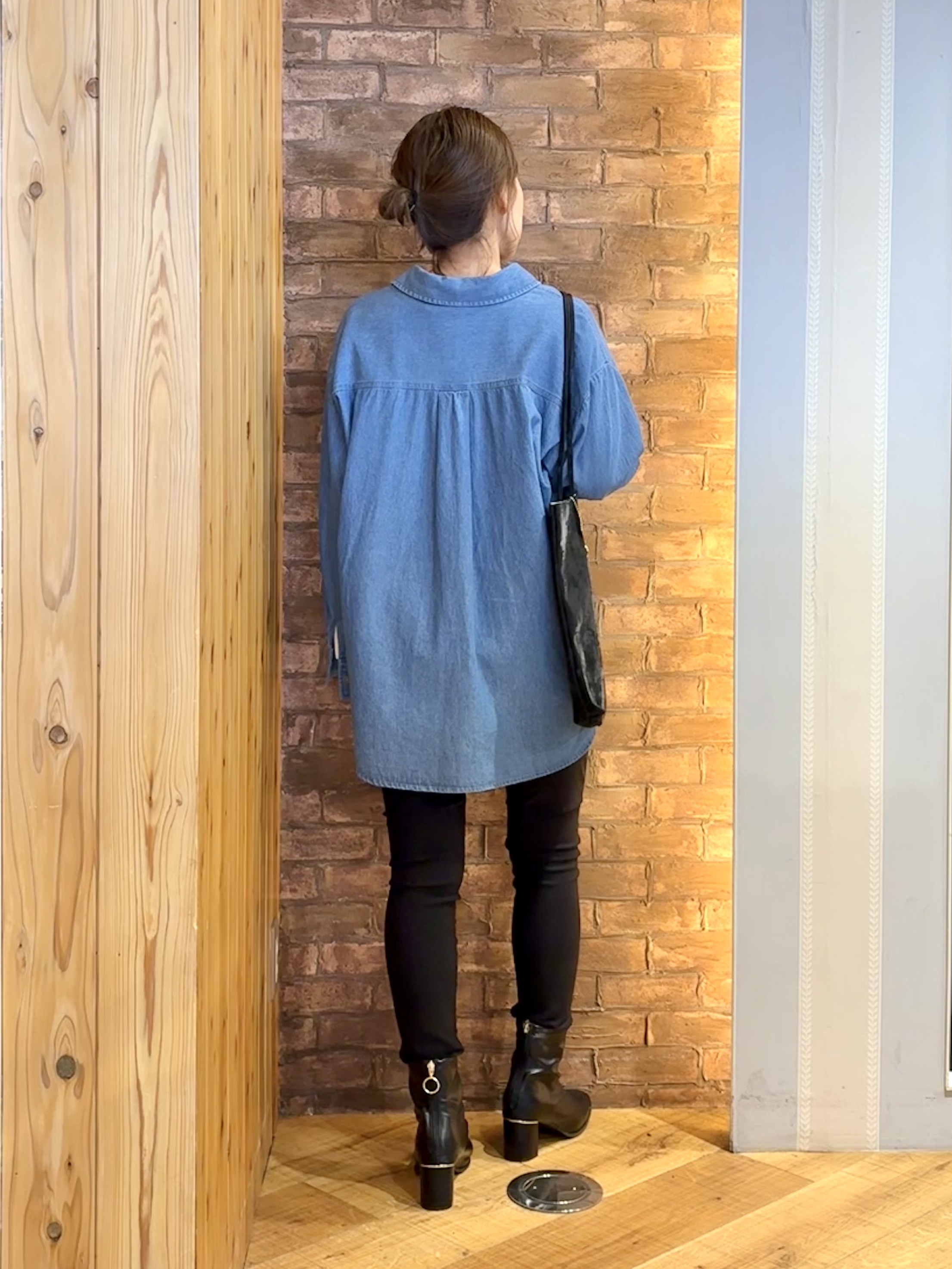 mieさんの「SHOO･LA･RUE｜【S-LL/洗濯機可/体型カバー】ライトオンスデニム ダブルポケット オーバーサイズシャツ」を使ったコーディネート