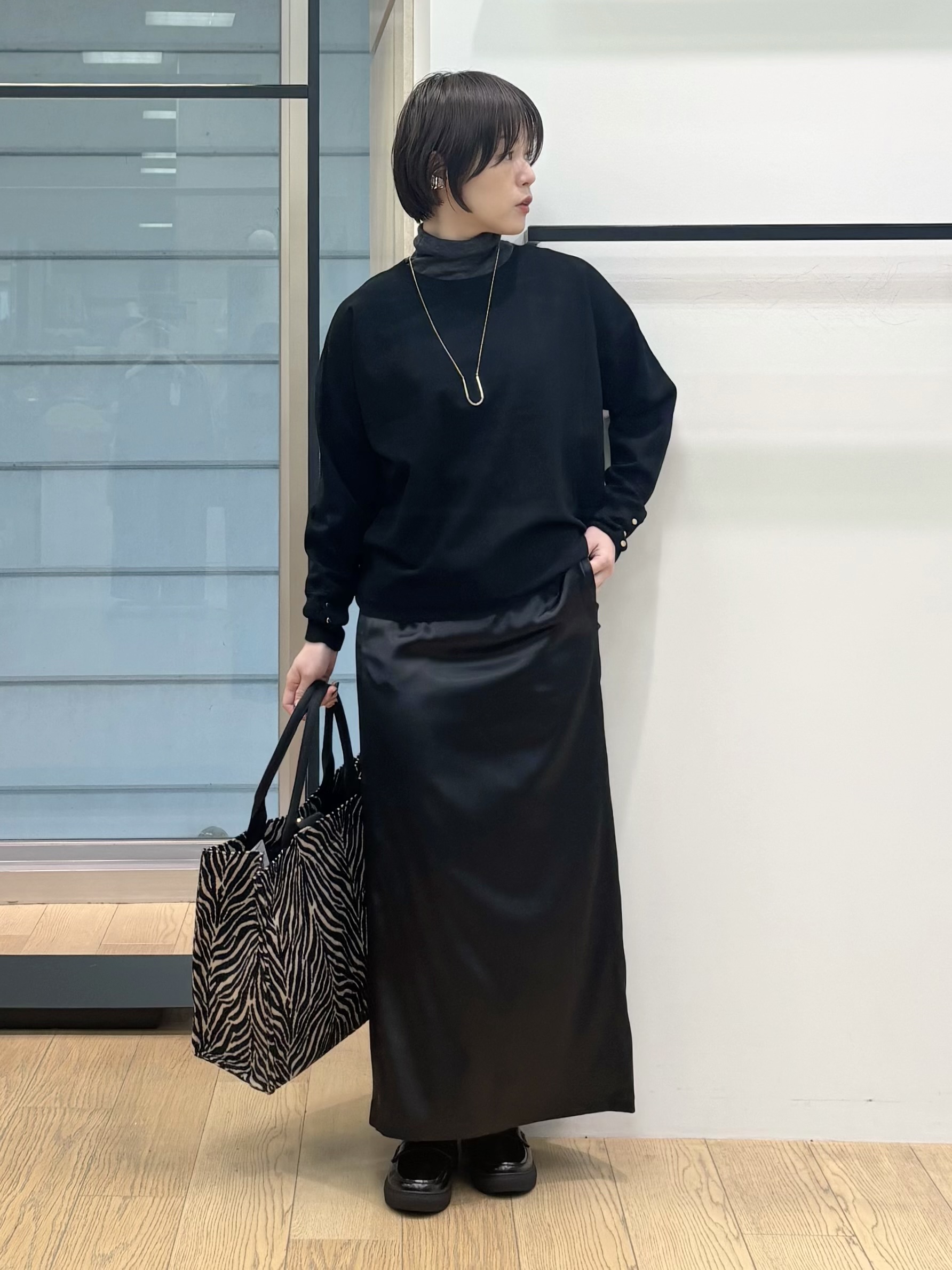 asamiさんの「INDIVI｜【選べる6色／ストレッチ◎】きれいめドルマンスリーブニット」を使ったコーディネート