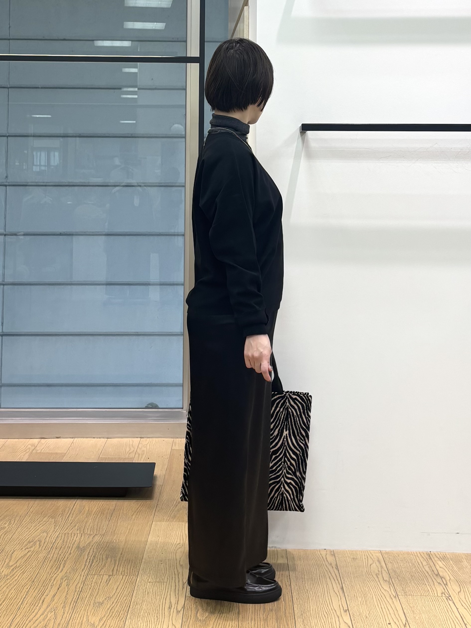 asamiさんの「INDIVI｜【選べる6色／ストレッチ◎】きれいめドルマンスリーブニット」を使ったコーディネート