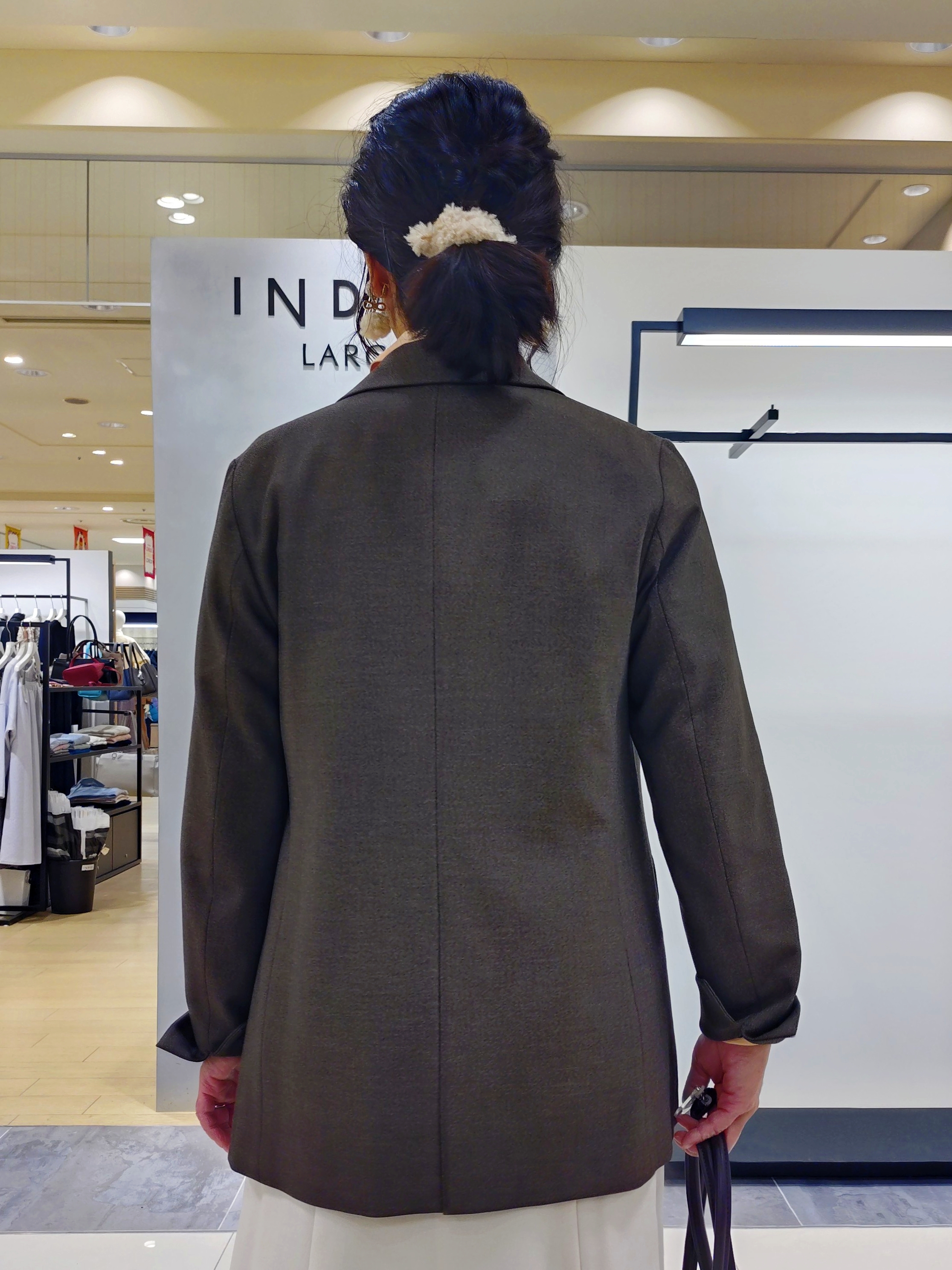 TOMOMIさんの「INDIVI｜【美シルエット】ジョーゼットサテンセミフレアスカート」を使ったコーディネート