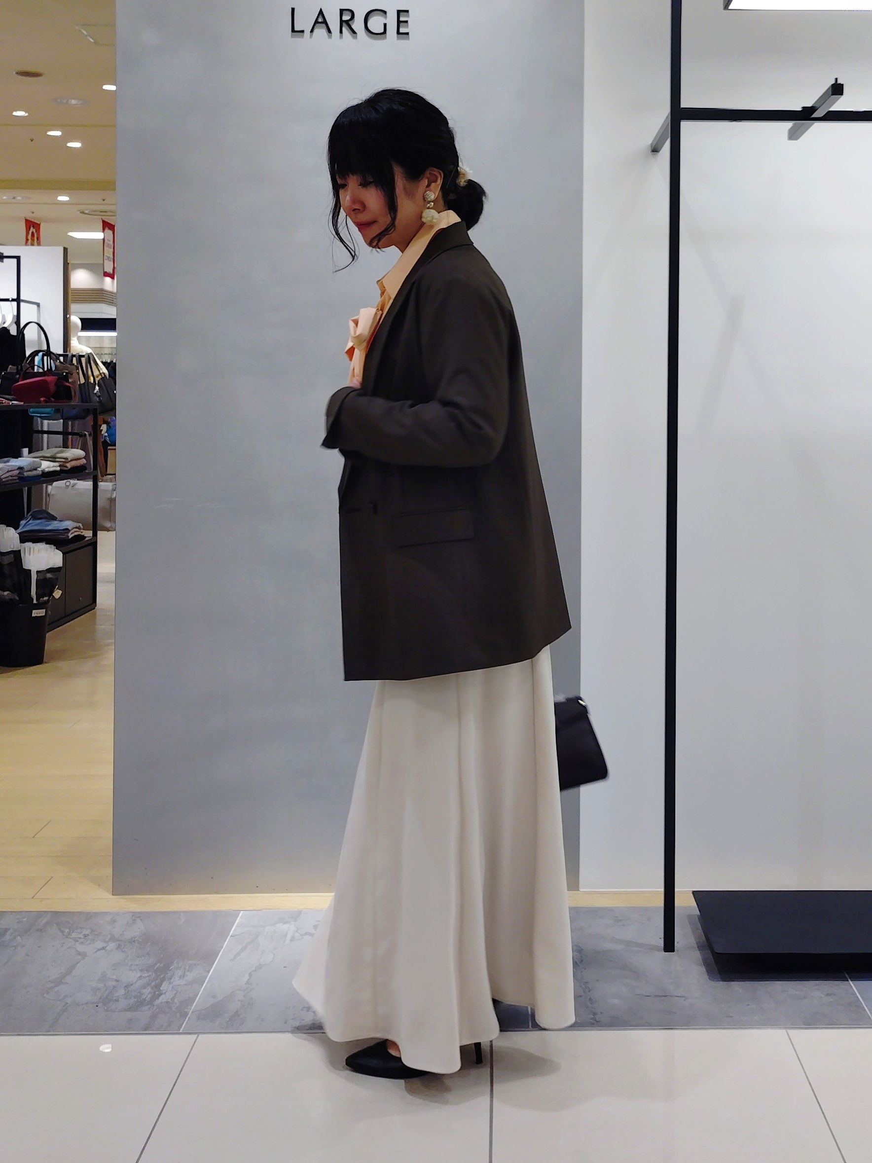 TOMOMIさんの「INDIVI｜【美シルエット】ジョーゼットサテンセミフレアスカート」を使ったコーディネート