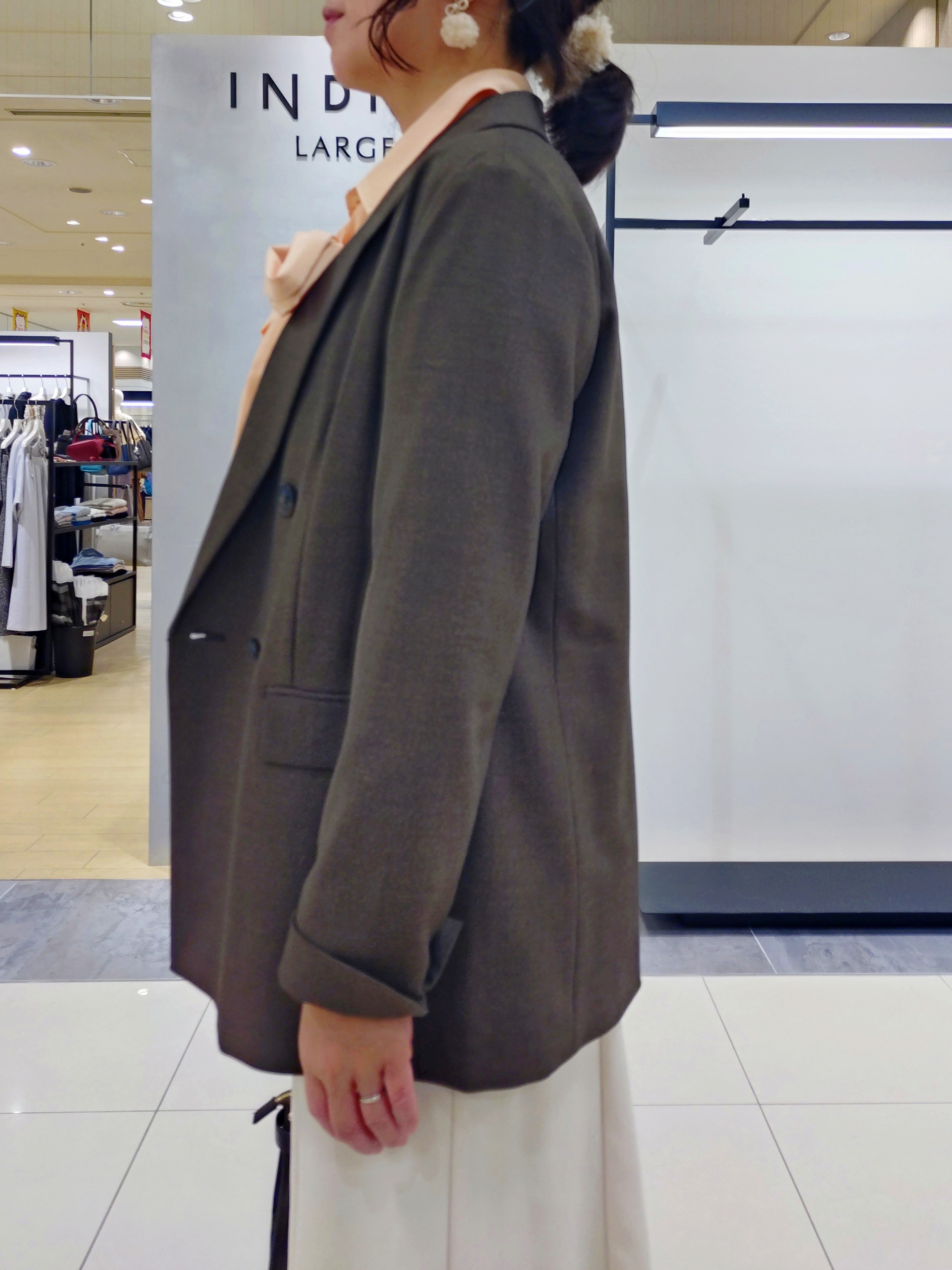 TOMOMIさんの「INDIVI｜【美シルエット】ジョーゼットサテンセミフレアスカート」を使ったコーディネート