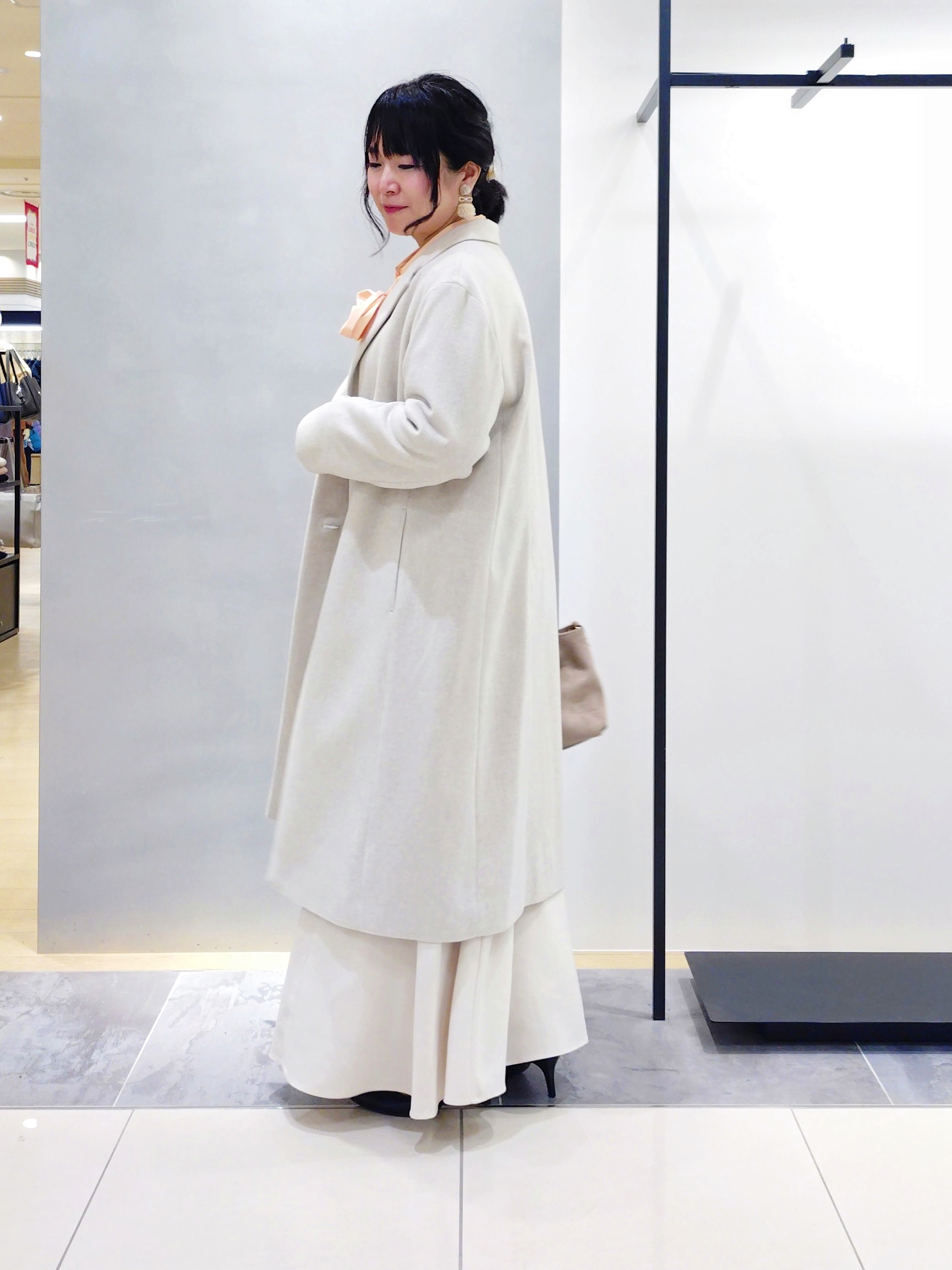 TOMOMIさんの「INDIVI｜【コットン混／ミックスカラー】カールヤーン パフスリーブニット」を使ったコーディネート