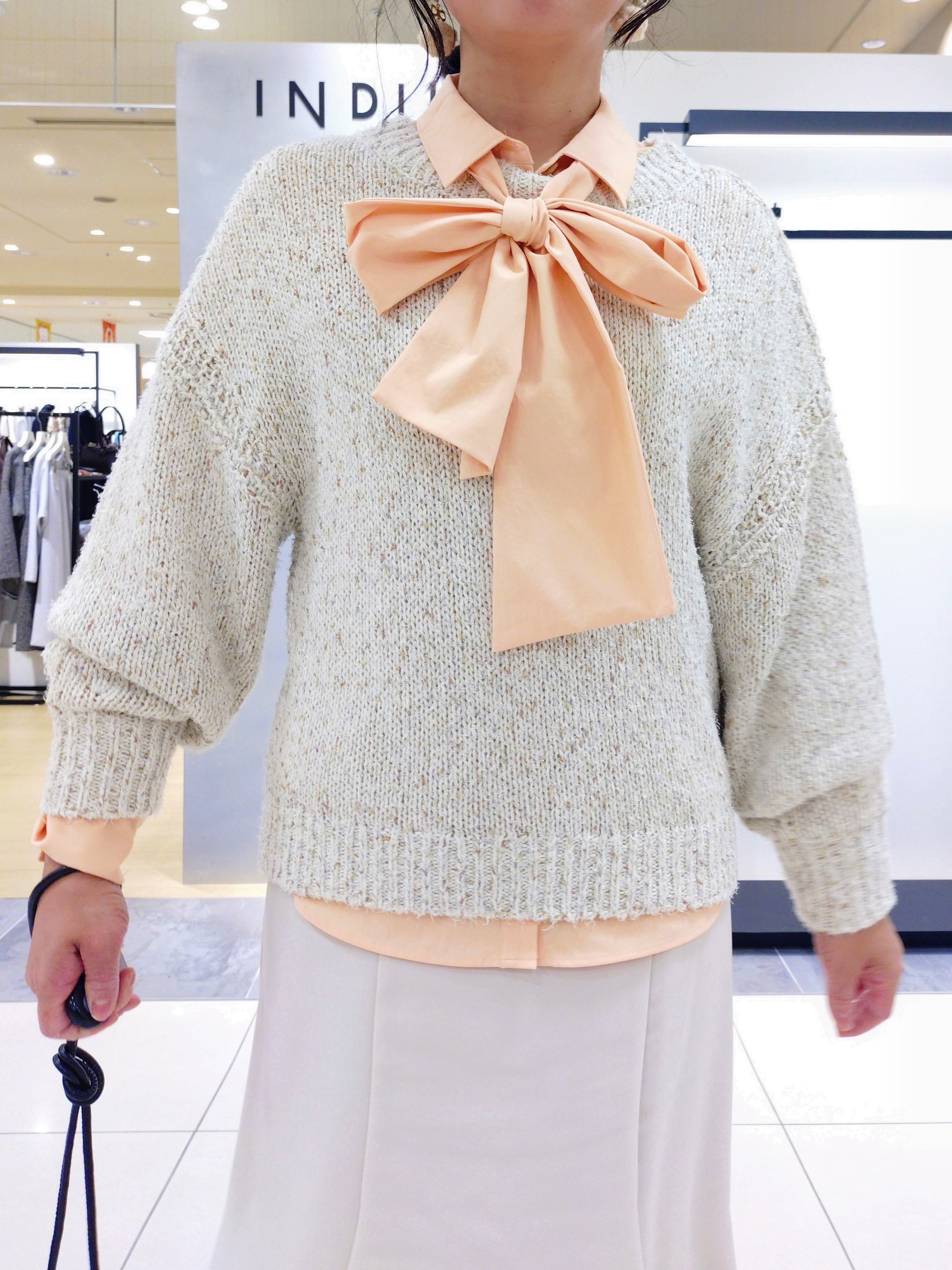 TOMOMIさんの「INDIVI｜【コットン混／ミックスカラー】カールヤーン パフスリーブニット」を使ったコーディネート