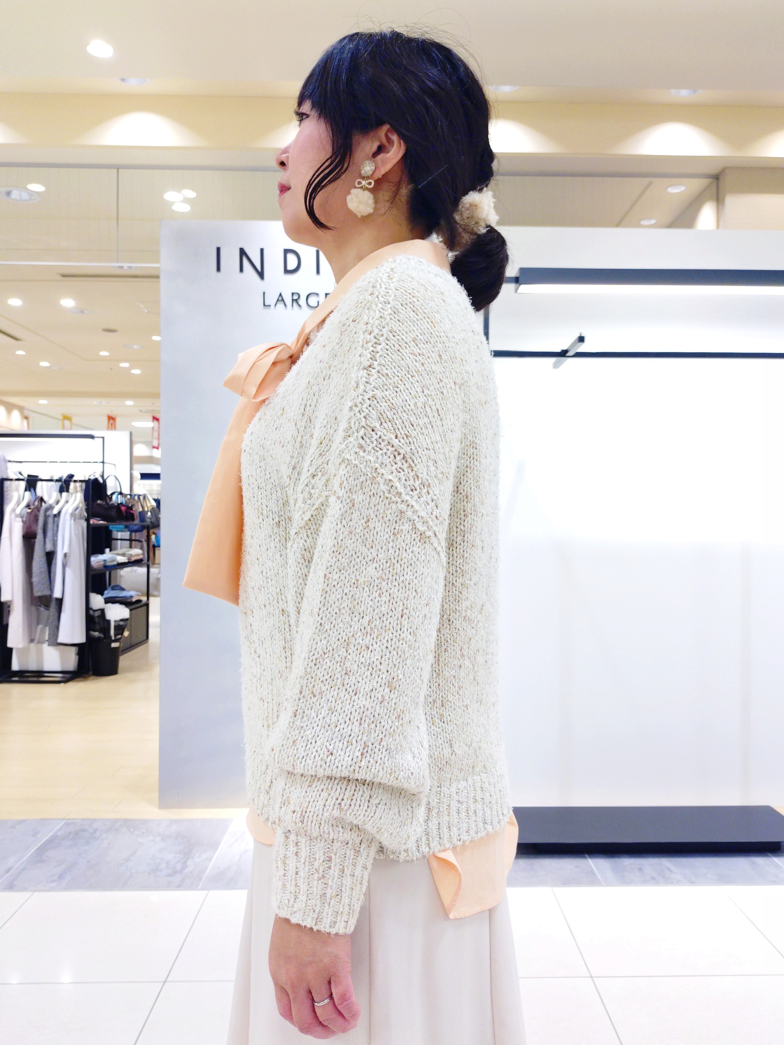 TOMOMIさんの「INDIVI｜【トレンド◎／軽量】カーリーファーポシェットバッグ」を使ったコーディネート