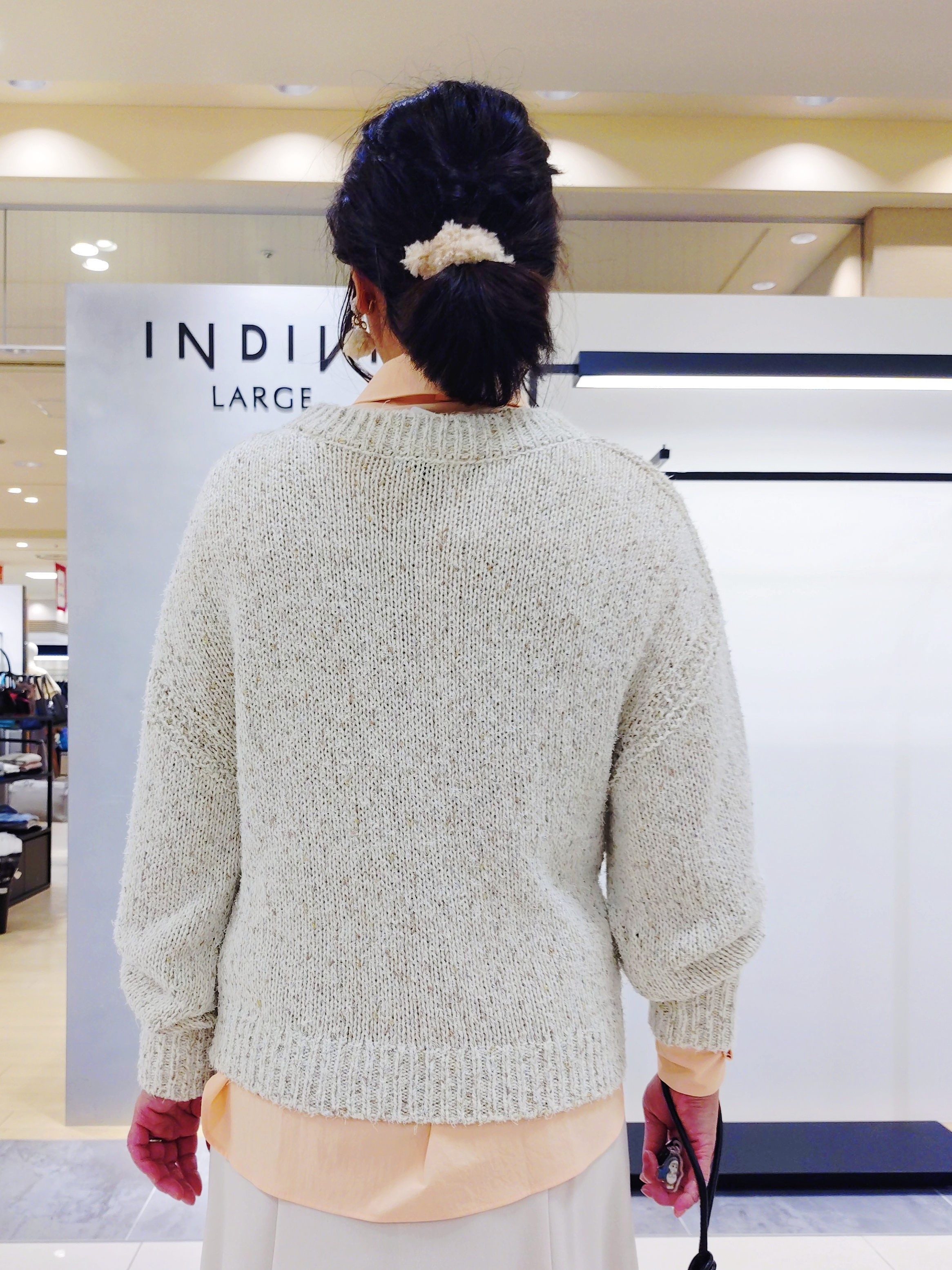 TOMOMIさんの「INDIVI｜【トレンド◎／軽量】カーリーファーポシェットバッグ」を使ったコーディネート