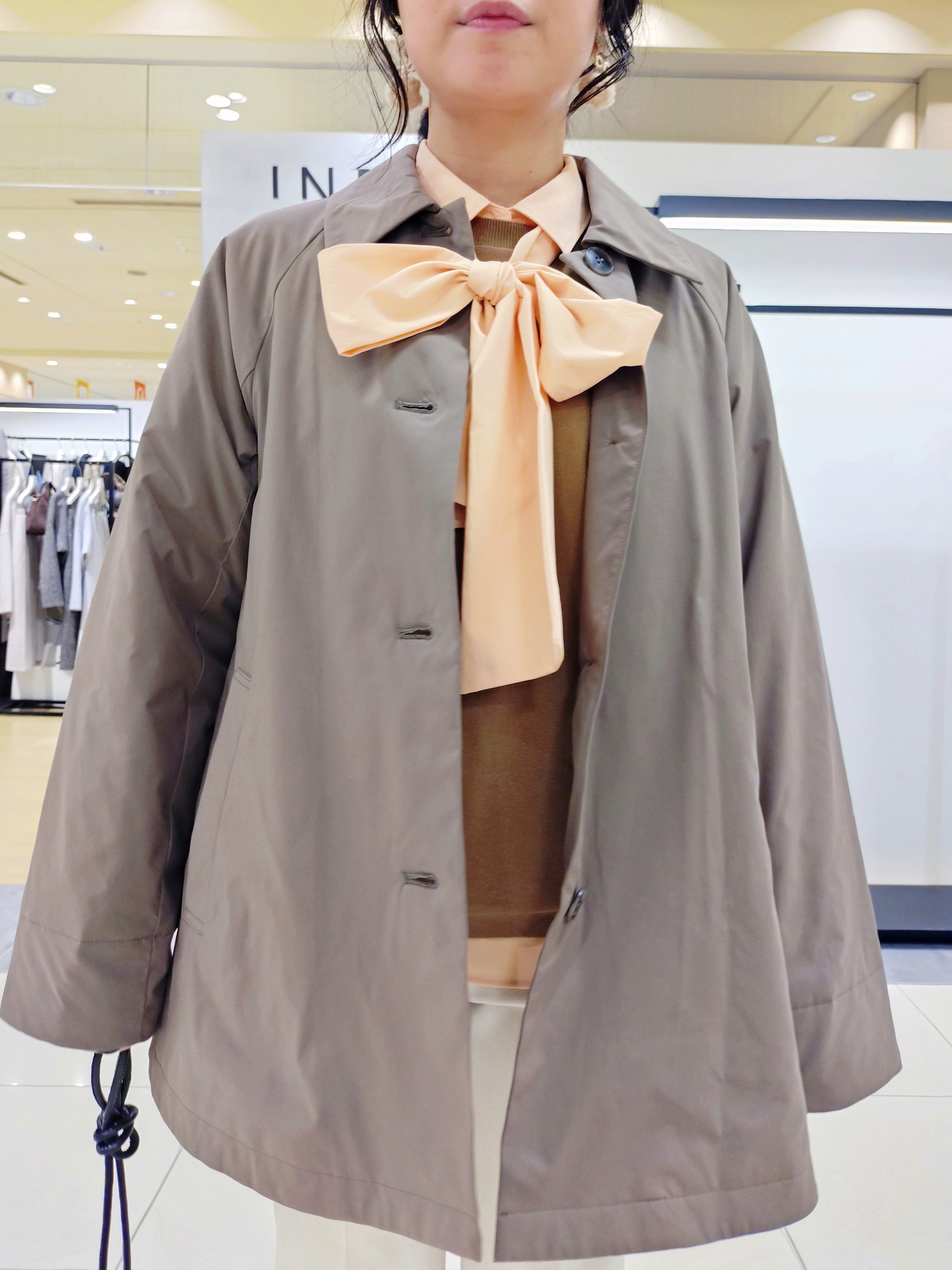 TOMOMIさんの「INDIVI｜【トレンド◎／軽量】カーリーファーポシェットバッグ」を使ったコーディネート