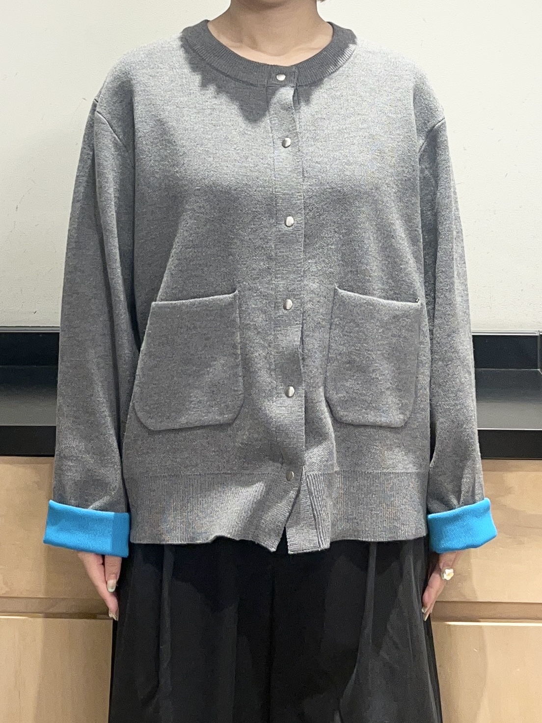かのさんの「THE SHOP TK｜【洗濯機OK】もにゅ 袖配色カーディガン」を使ったコーディネート