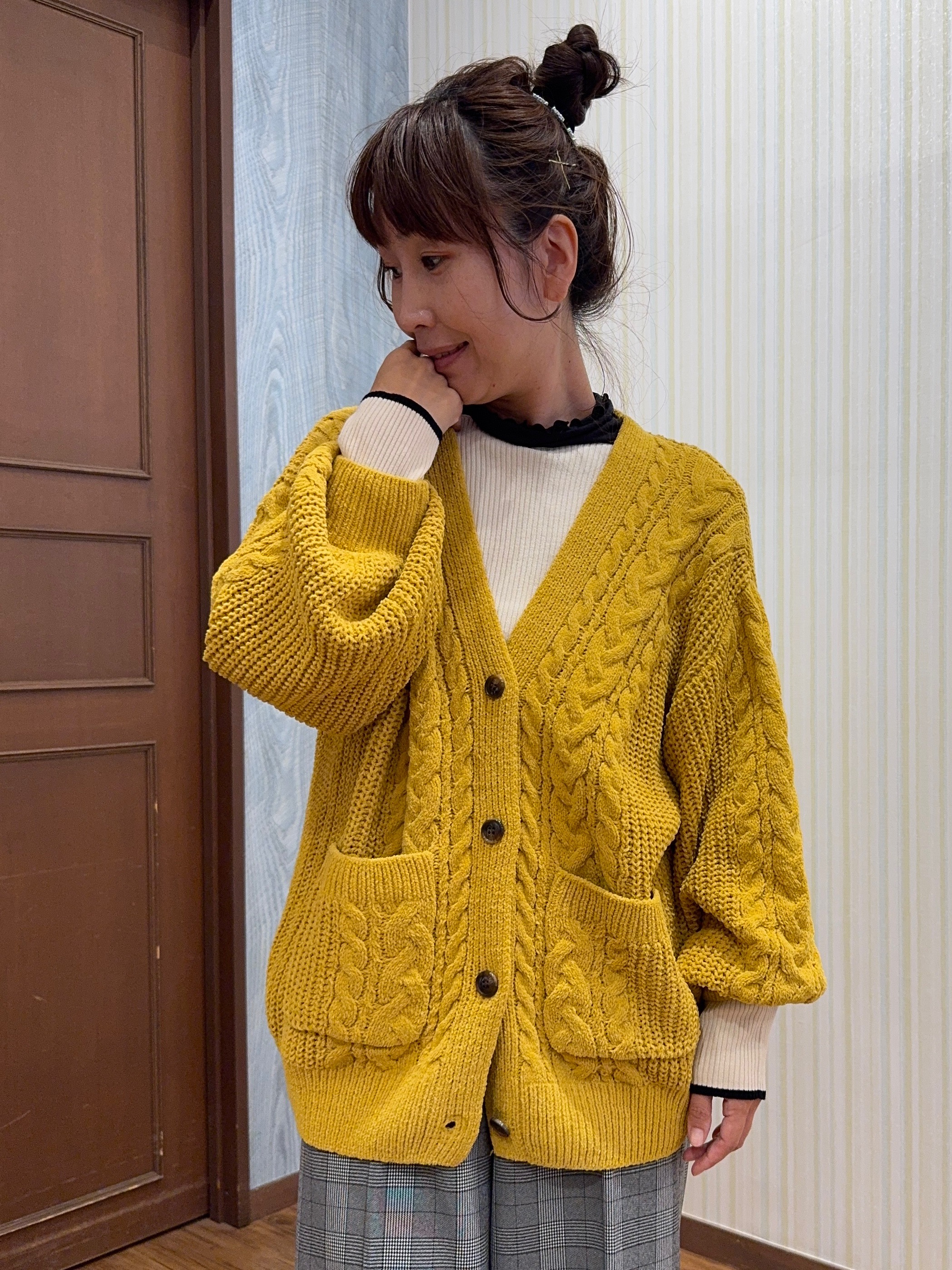 よっしーさんの「SHOO･LA･RUE｜【洗濯機可】もこもちモールケーブル Vネックカーディガン」を使ったコーディネート