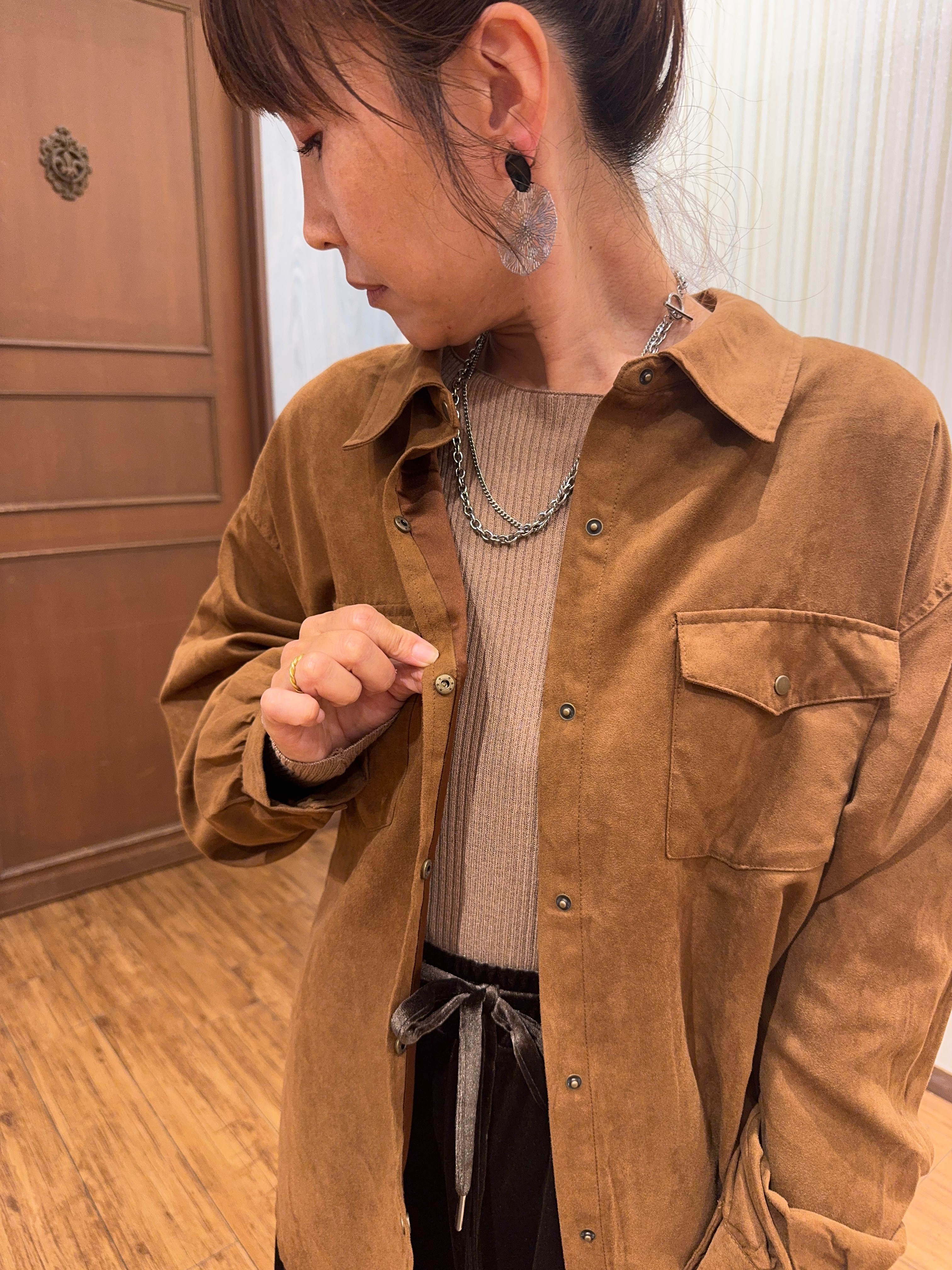 よっしーさんの「SHOO･LA･RUE｜【S-LL/洗濯機可】なめらかさが心地いい。スエード調ポケットシャツ」を使ったコーディネート