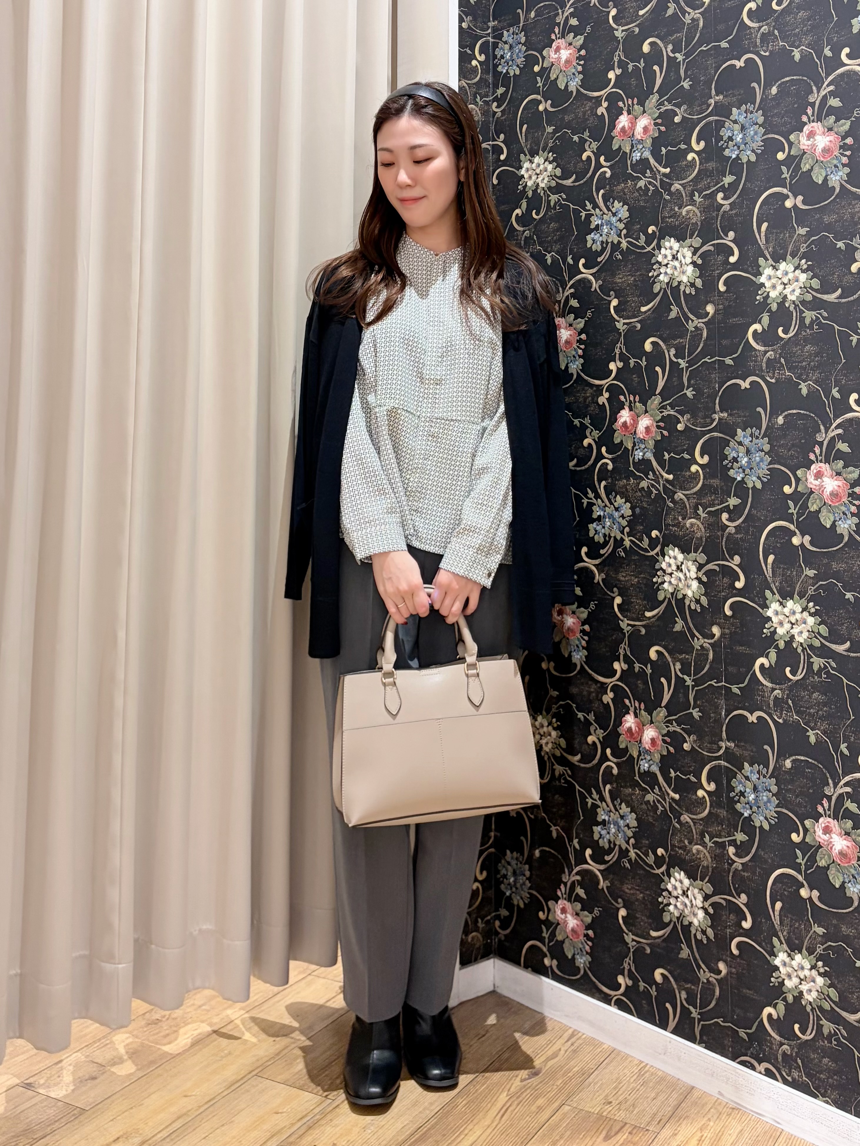 おうめさんの「SHOO･LA･RUE｜【体型カバー/洗濯機可/ポケット付き】ゆるシルエット もちもち ボタンレスカーディガン」を使ったコーディネート