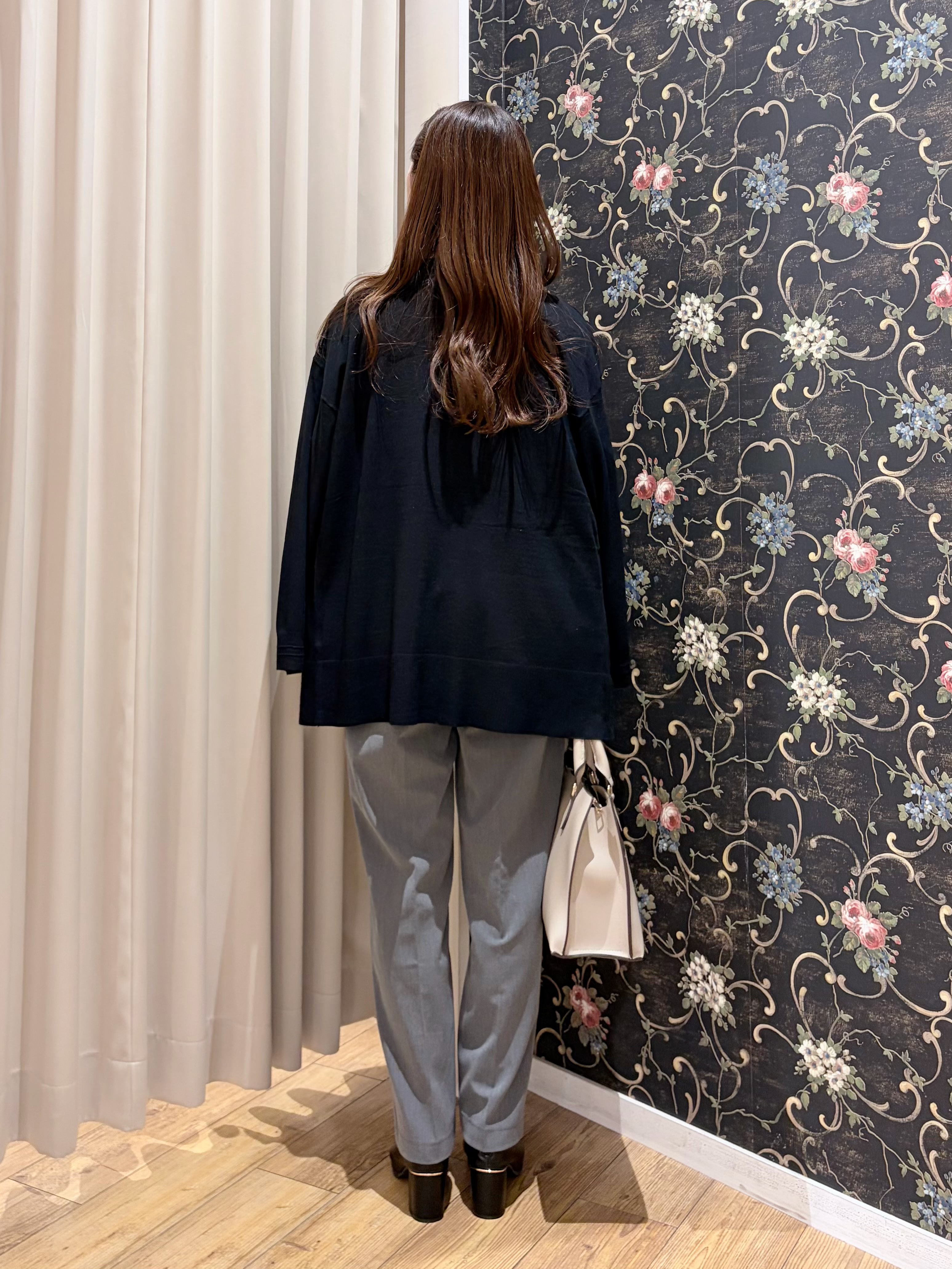 おうめさんの「SHOO･LA･RUE｜【体型カバー/洗濯機可/ポケット付き】ゆるシルエット もちもち ボタンレスカーディガン」を使ったコーディネート