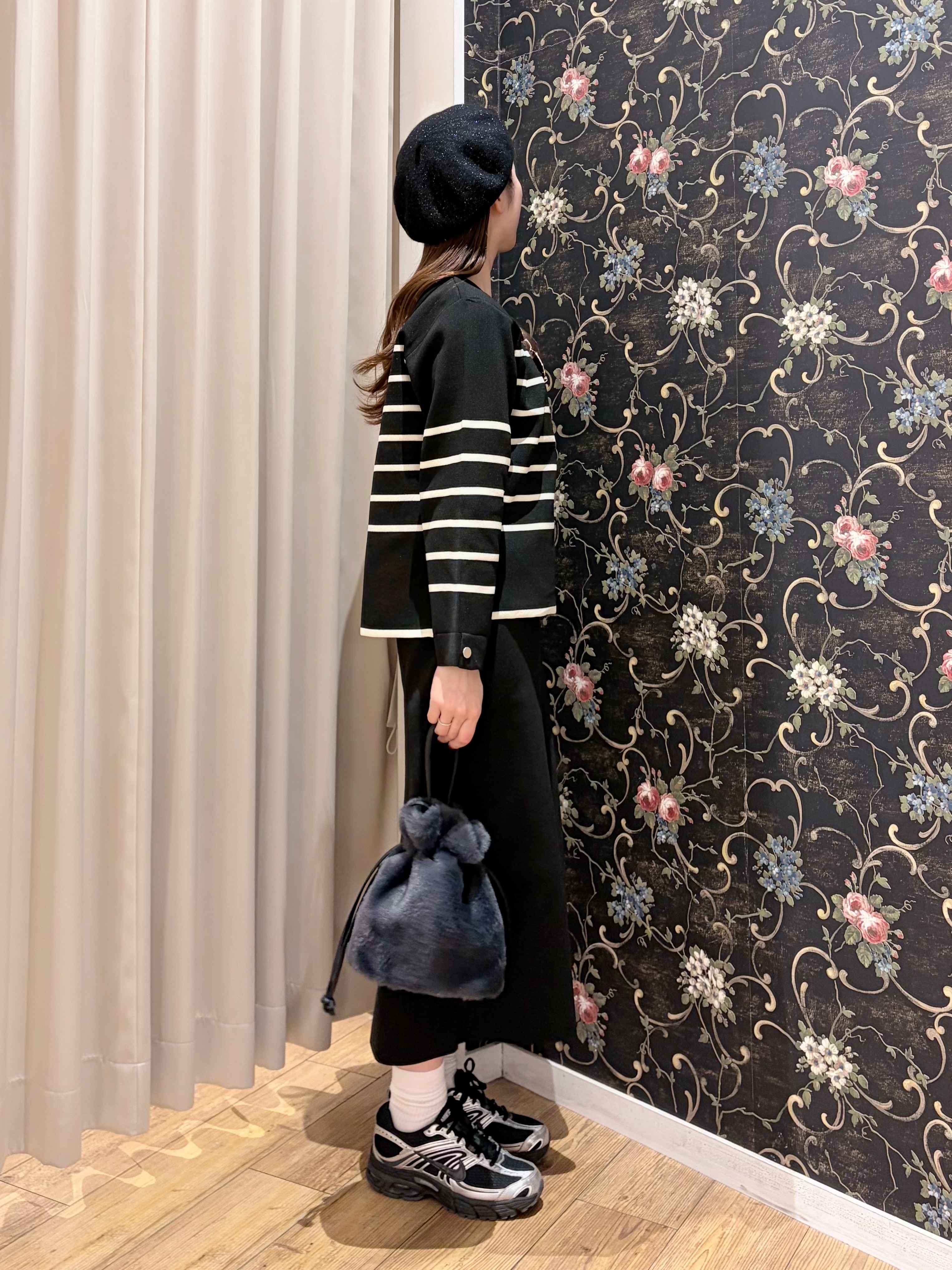 おうめさんの「SHOO･LA･RUE｜【洗濯機可/S-LL】抜け感ある着こなしに 金ボタン付き スポンディッシュ クルーネックニット」を使ったコーディネート