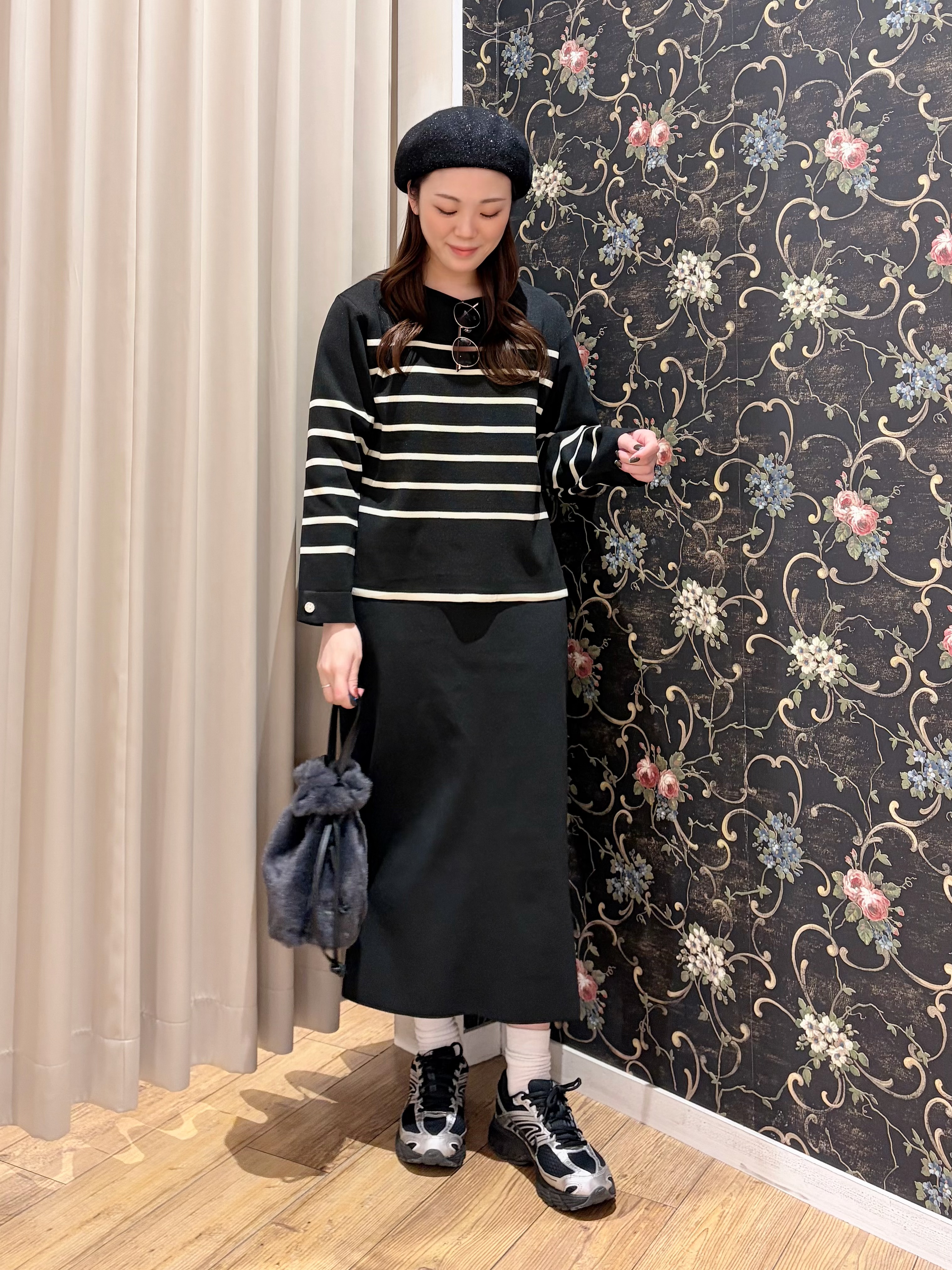 おうめさんの「SHOO･LA･RUE｜【洗濯機可/S-LL】抜け感ある着こなしに 金ボタン付き スポンディッシュ クルーネックニット」を使ったコーディネート